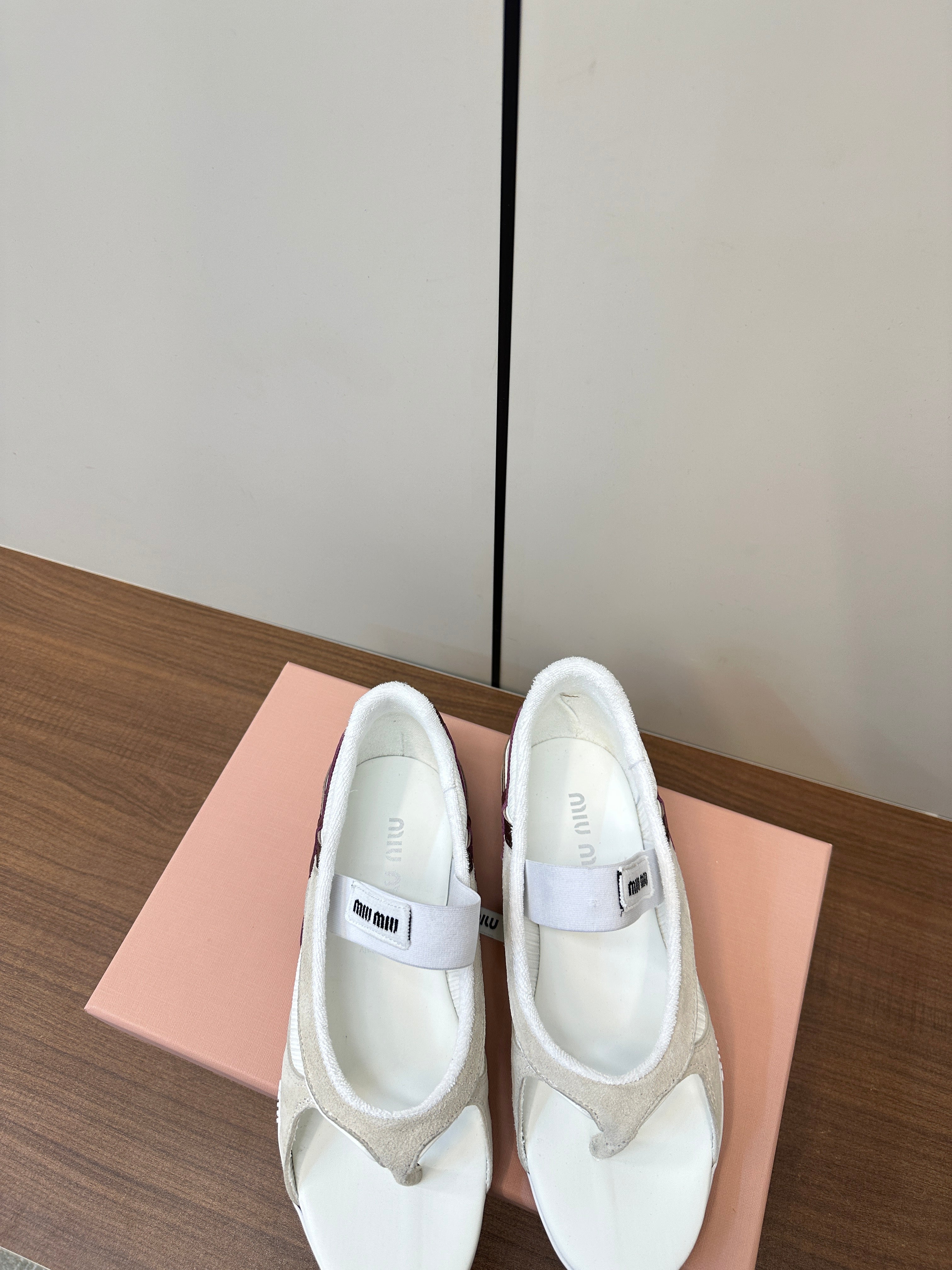 THONG SANDALS IN BEIGE SUEDE MIX WHITE TECH FABRIC