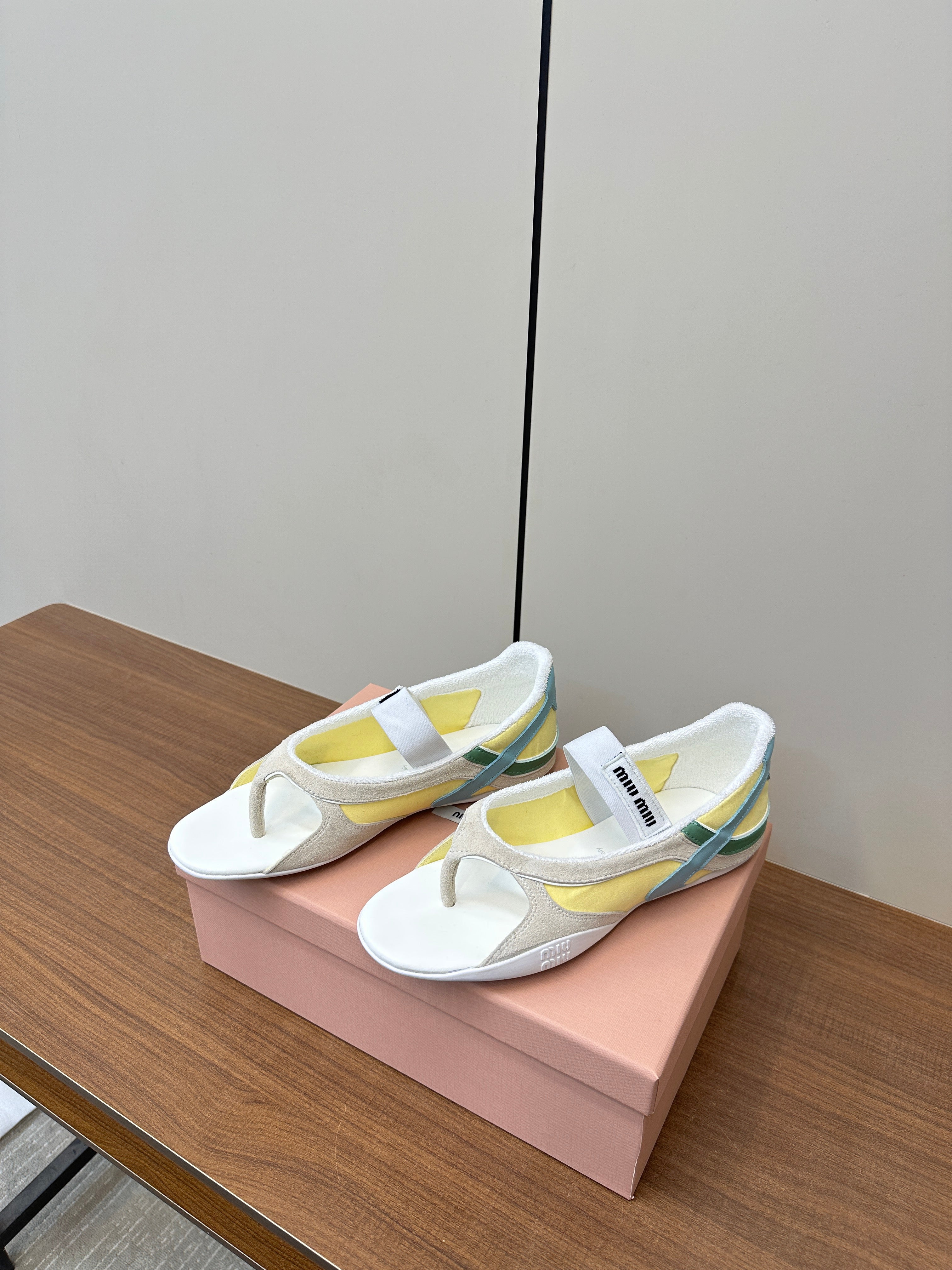 THONG SANDALS IN BEIGE SUEDE MIX YELLOW TECH FABRIC