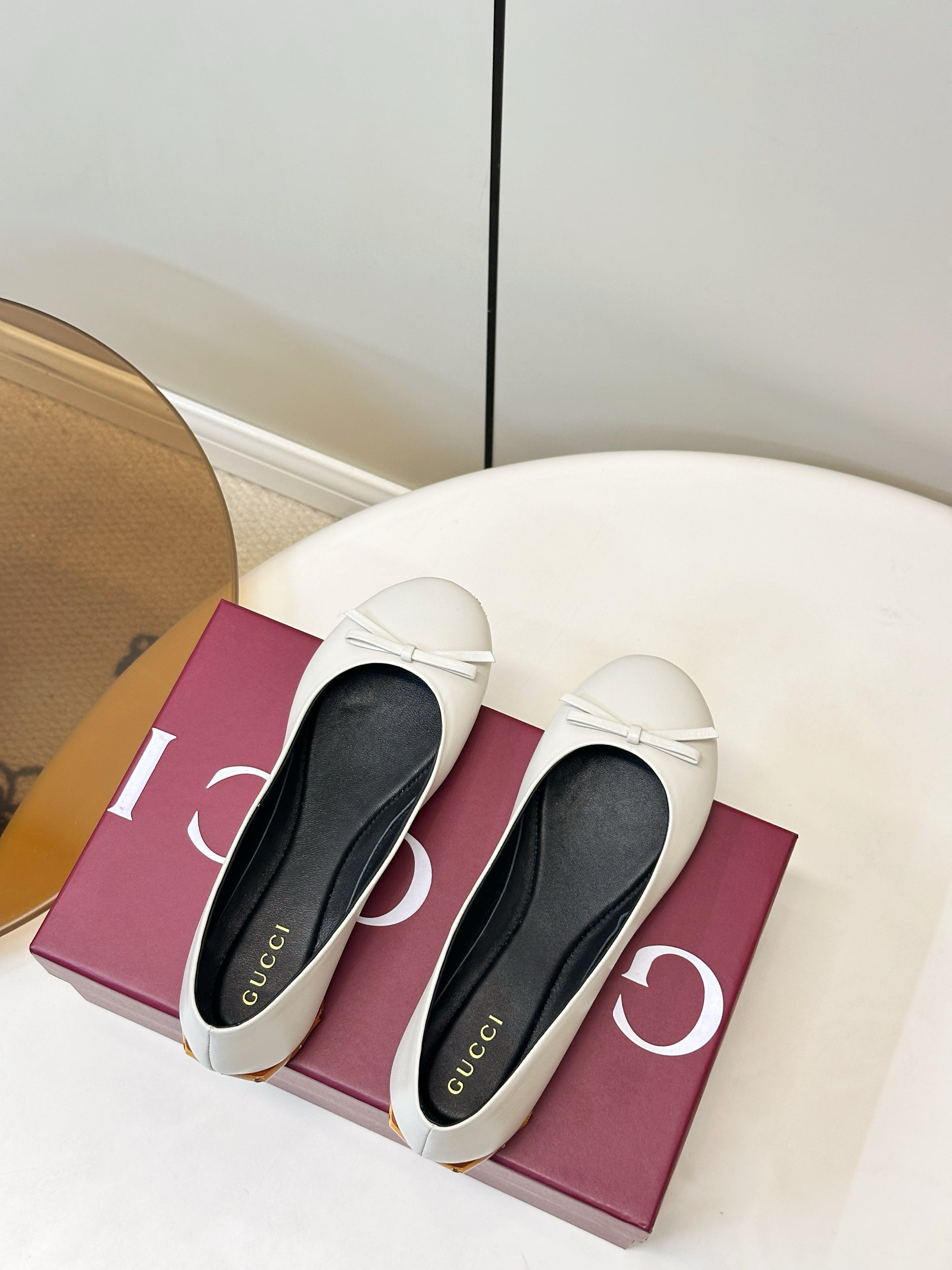 GUCCI 26S ROUND TOE BALLET FLATS IN WHITE LAMBSKIN