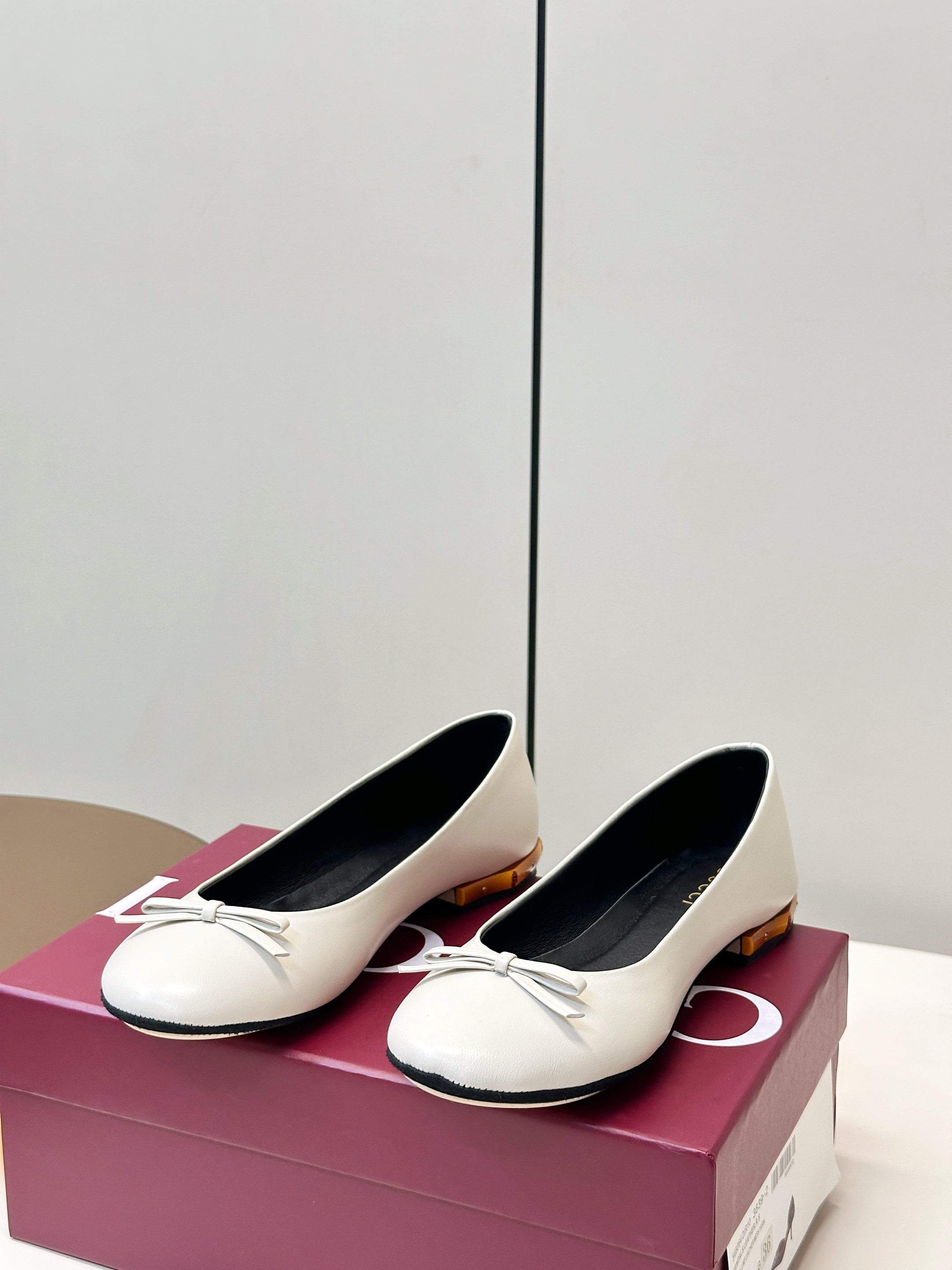 GUCCI 26S ROUND TOE BALLET FLATS IN WHITE LAMBSKIN
