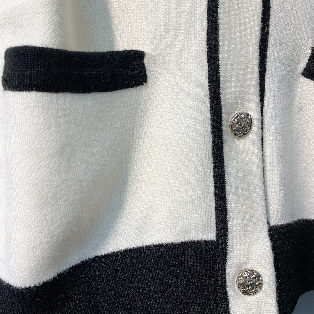CHANEL 26S SLEEVELESS V-NECK BLAZER 669