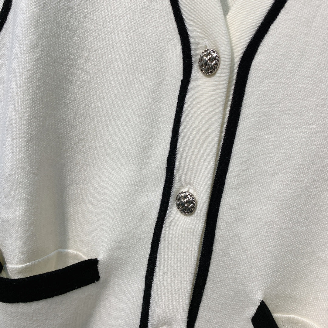 CHANEL 26S SLEEVELESS V-NECK BLAZER 669