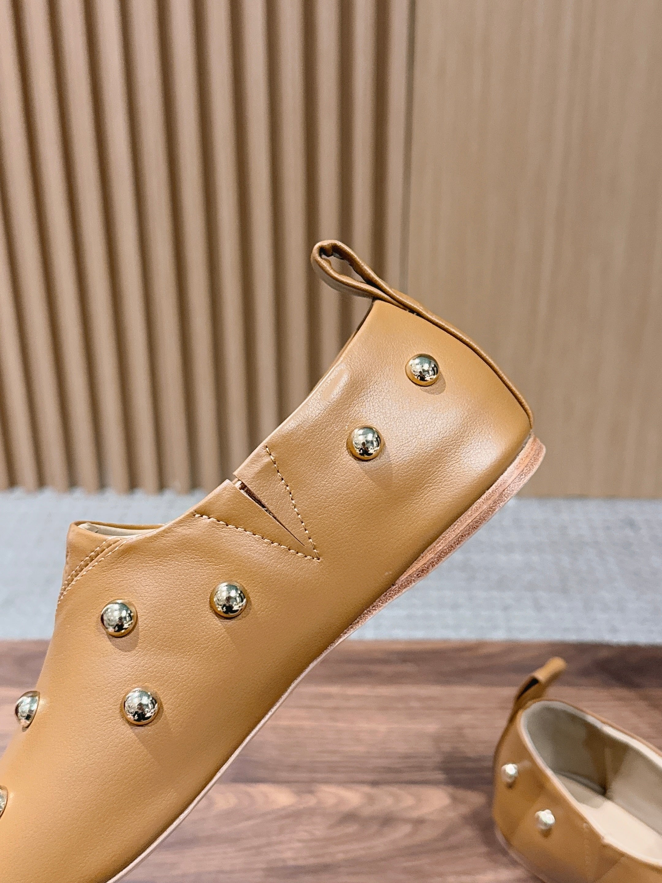 CHLOE 26S STUDDED LOAFERS IN LIGHT BROWN CALFSKIN