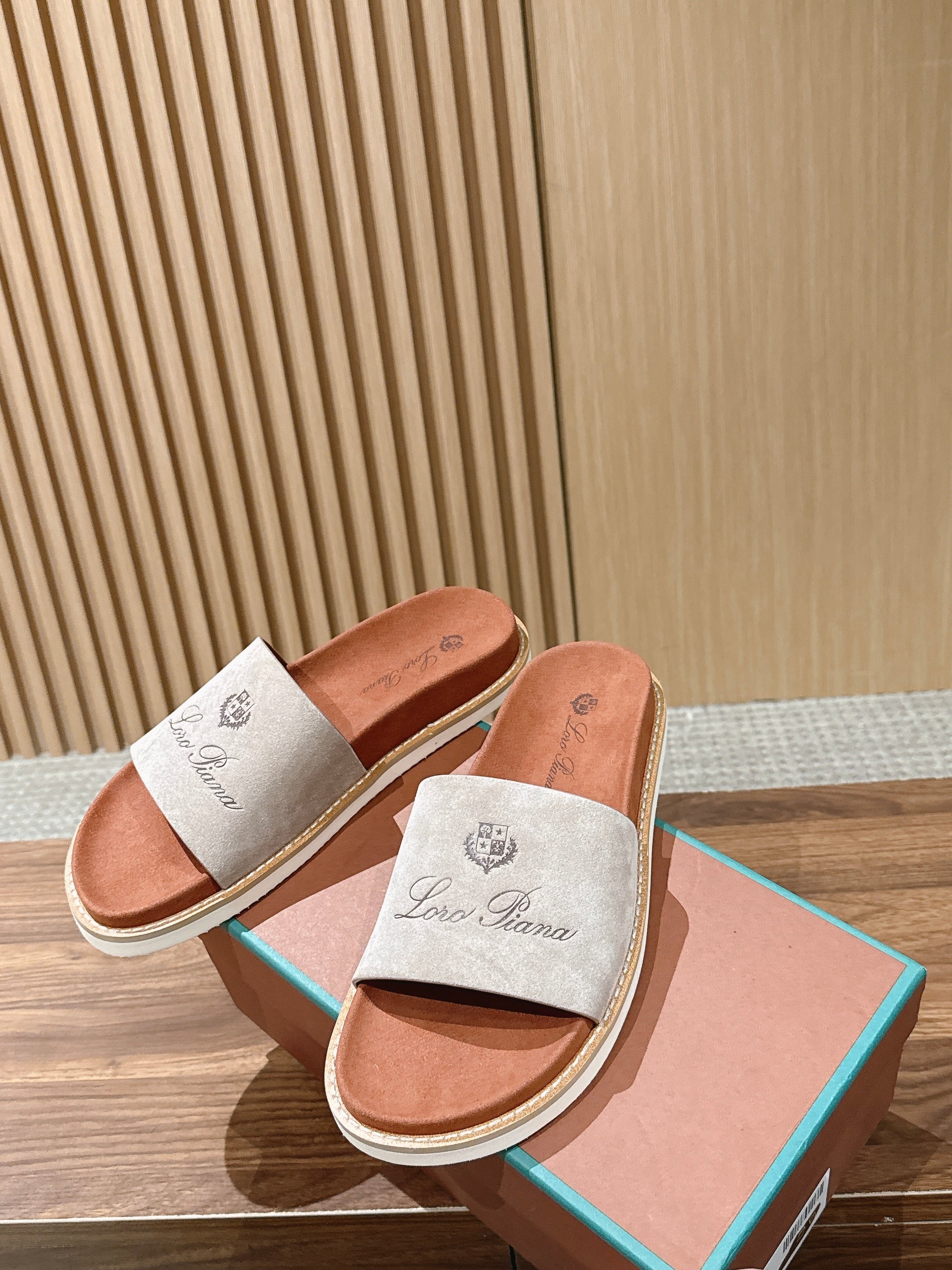 LP 26S SLIDES SANDAL IN LIGHT GREY SUEDE WITH LOGO