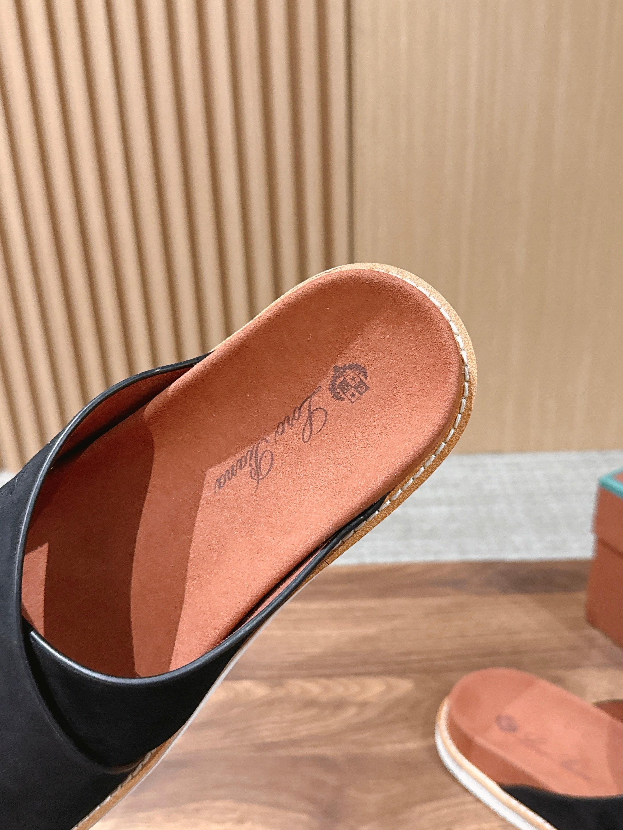 LP 26S CROSS STRAP SLIDES SANDAL IN BLACK SUEDE