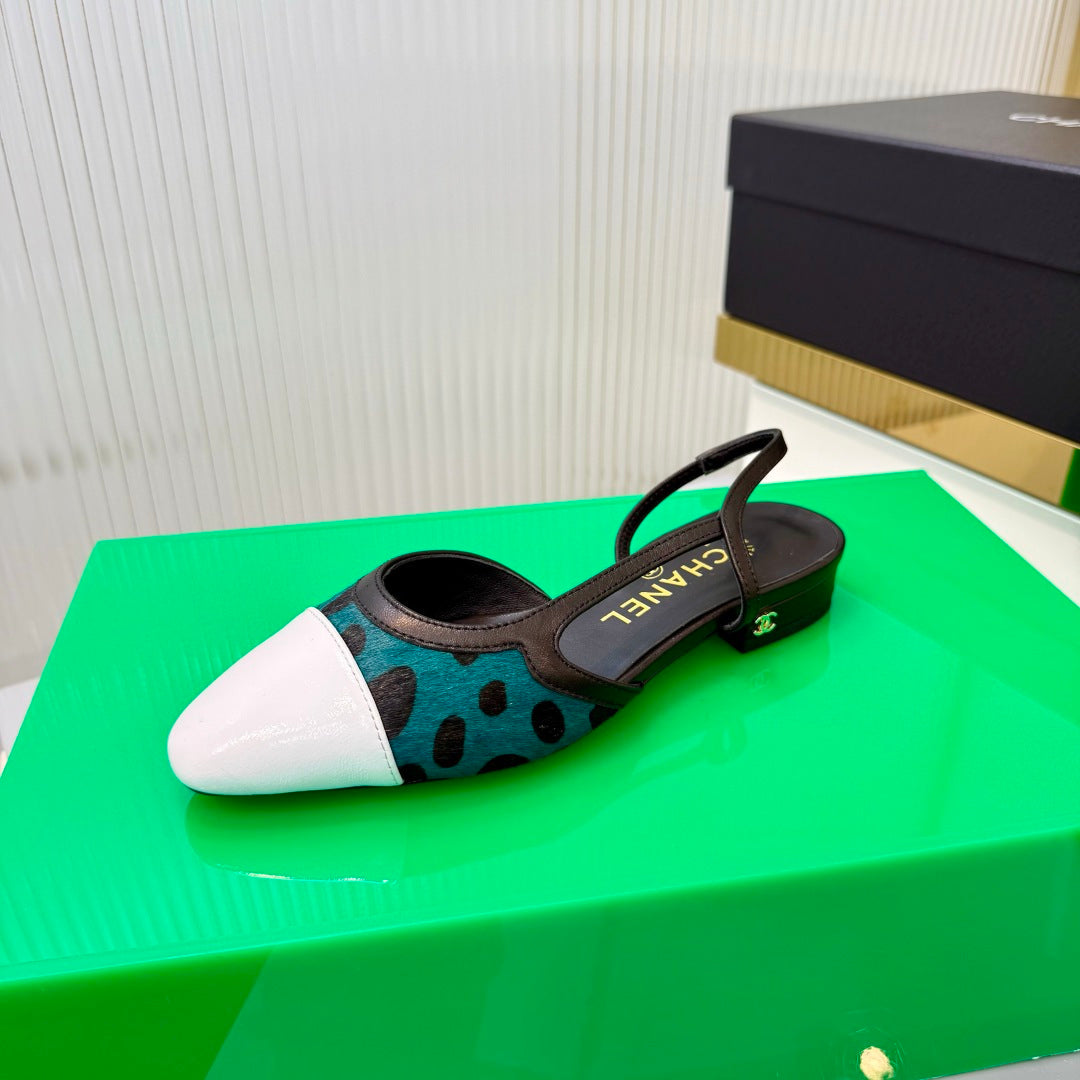 CHANEL 26S FLATS SLINGBACK SHOES IN WHITE PATENT CALFSKIN WITH TEAL PONY HAIR