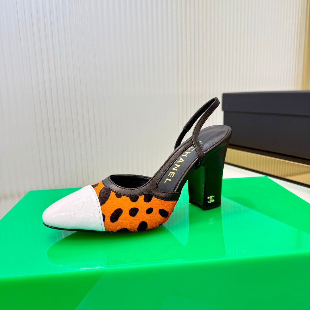 CHANEL 26S HIGH-HEEL SLINGBACKS 70 MM IN WHITE PATENT CALFSKIN WITH ORANGE PONY HAIR