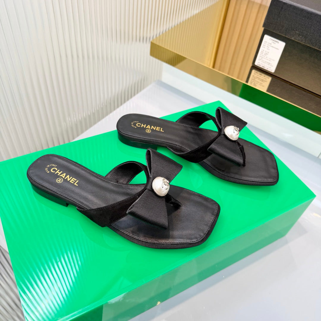 CHANEL 26S THONG SANDALS IN BLACK LAMBSKIN AND FABRIC WITH BOW