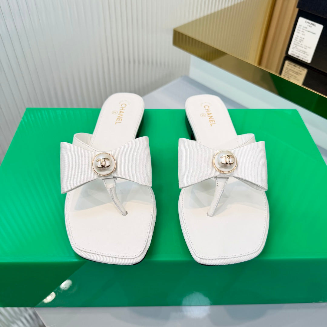 CHANEL 26S THONG SANDALS IN WHITE LAMBSKIN AND FABRIC WITH BOW