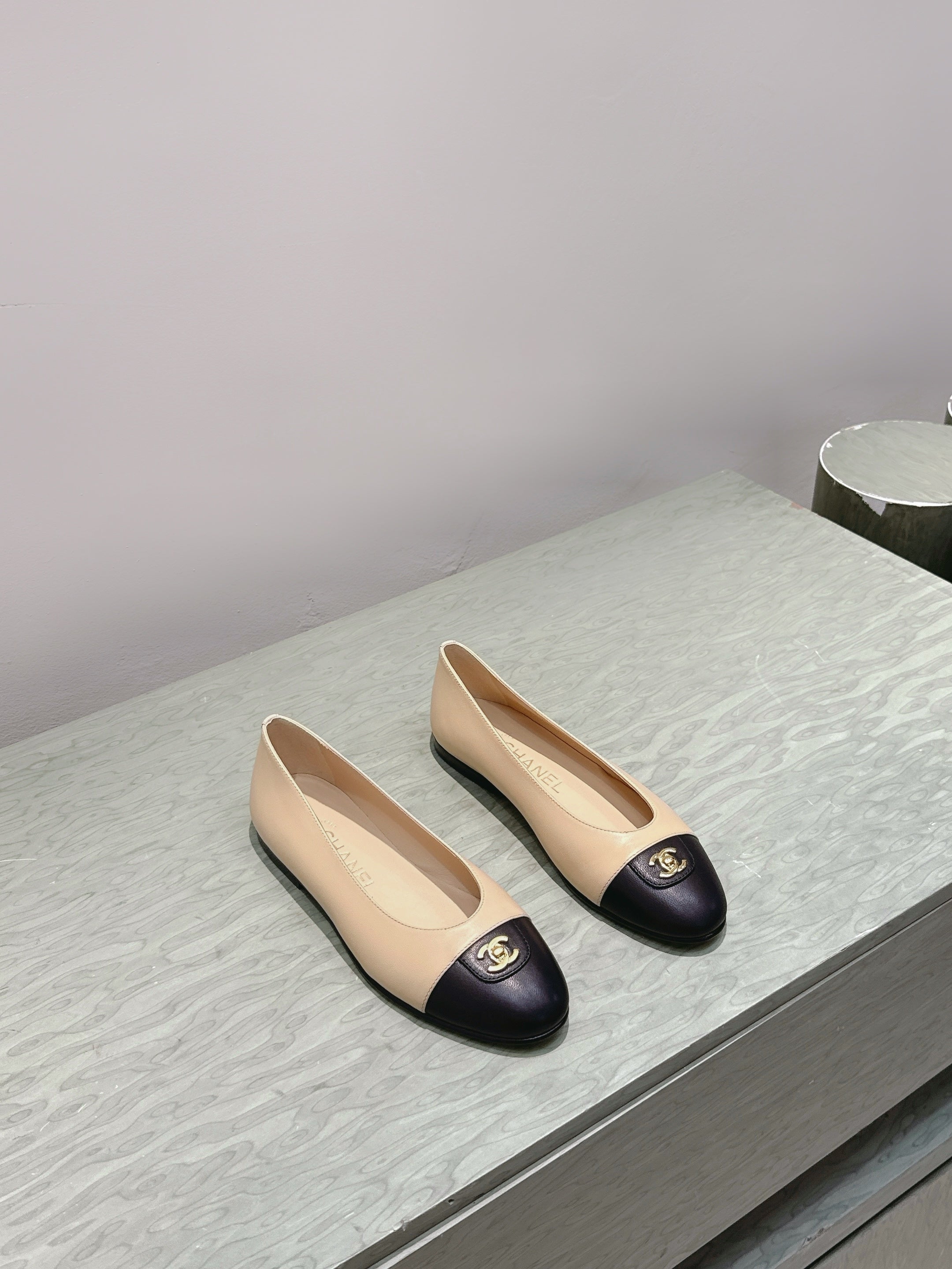 CHANEL 25S BALLET FLATS IN BEIGE CALFSKIN WITH BLACK CAP TOE GOLD HARDWARE