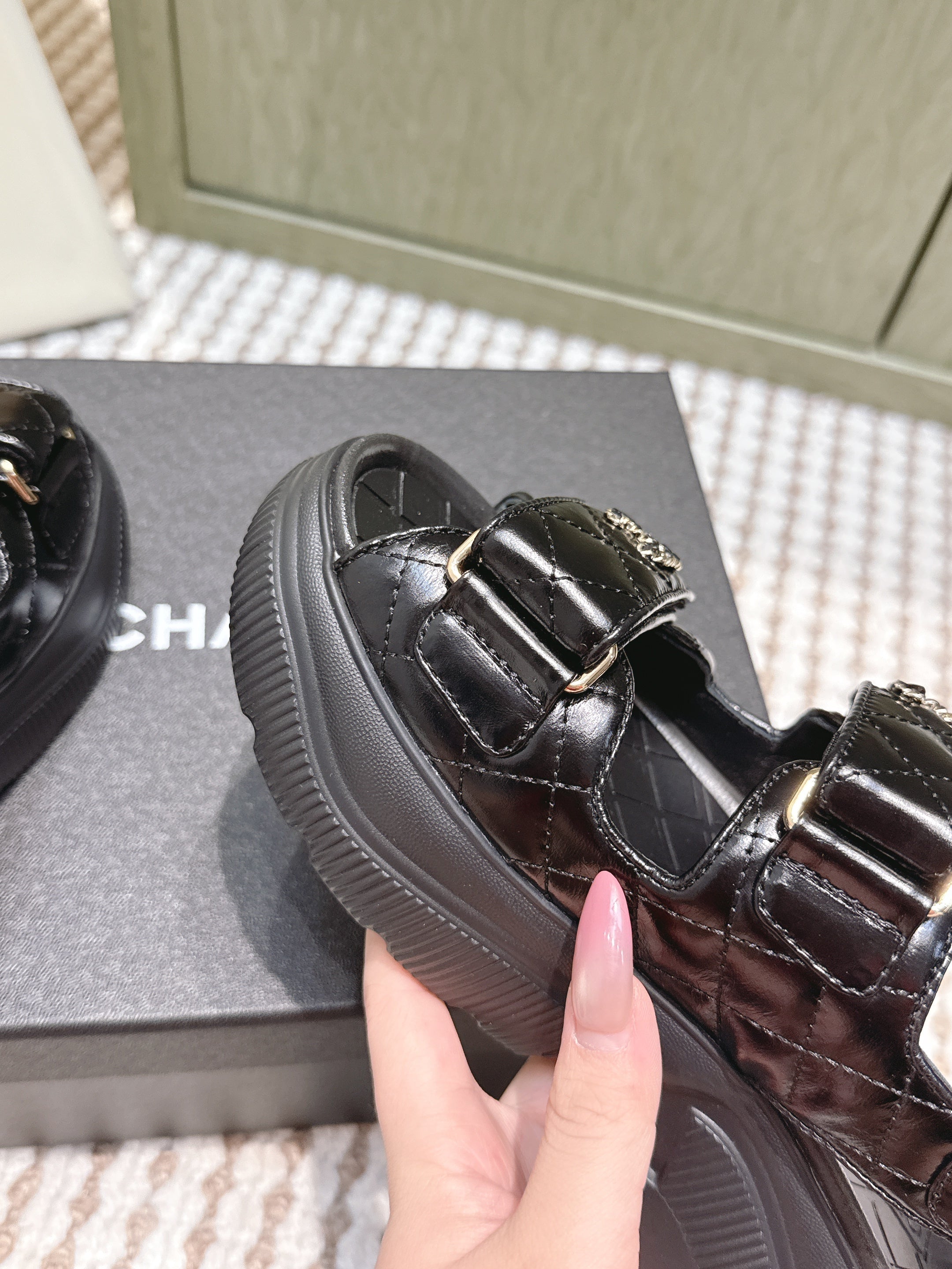CHANEL 25S SANDALS IN BLACK PATENT CALFSKIN GOLD HARDWARE