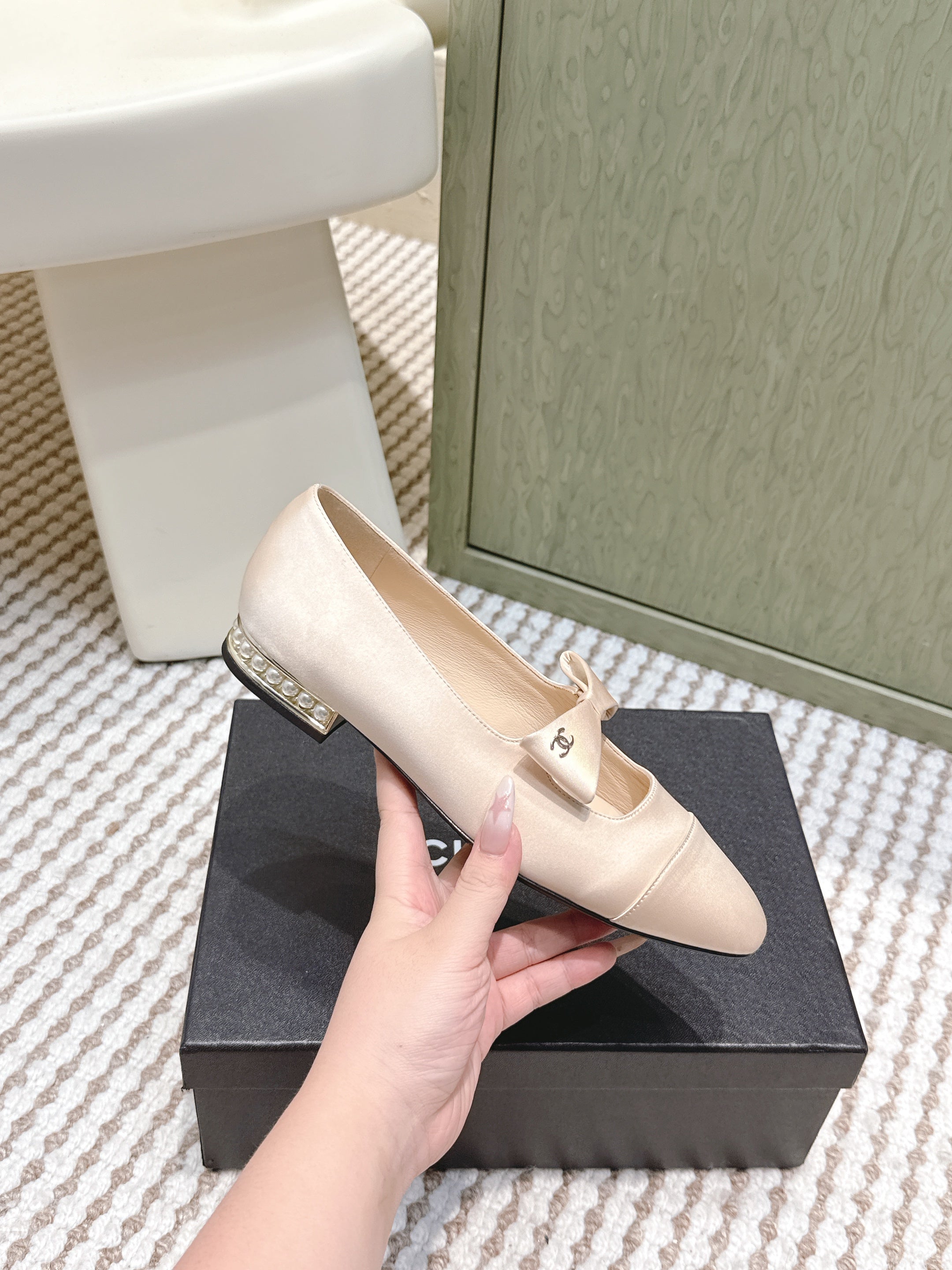 CHANEL 25S MARY JANE BALLET FLATS IN BEIGE SILK WITH BOW