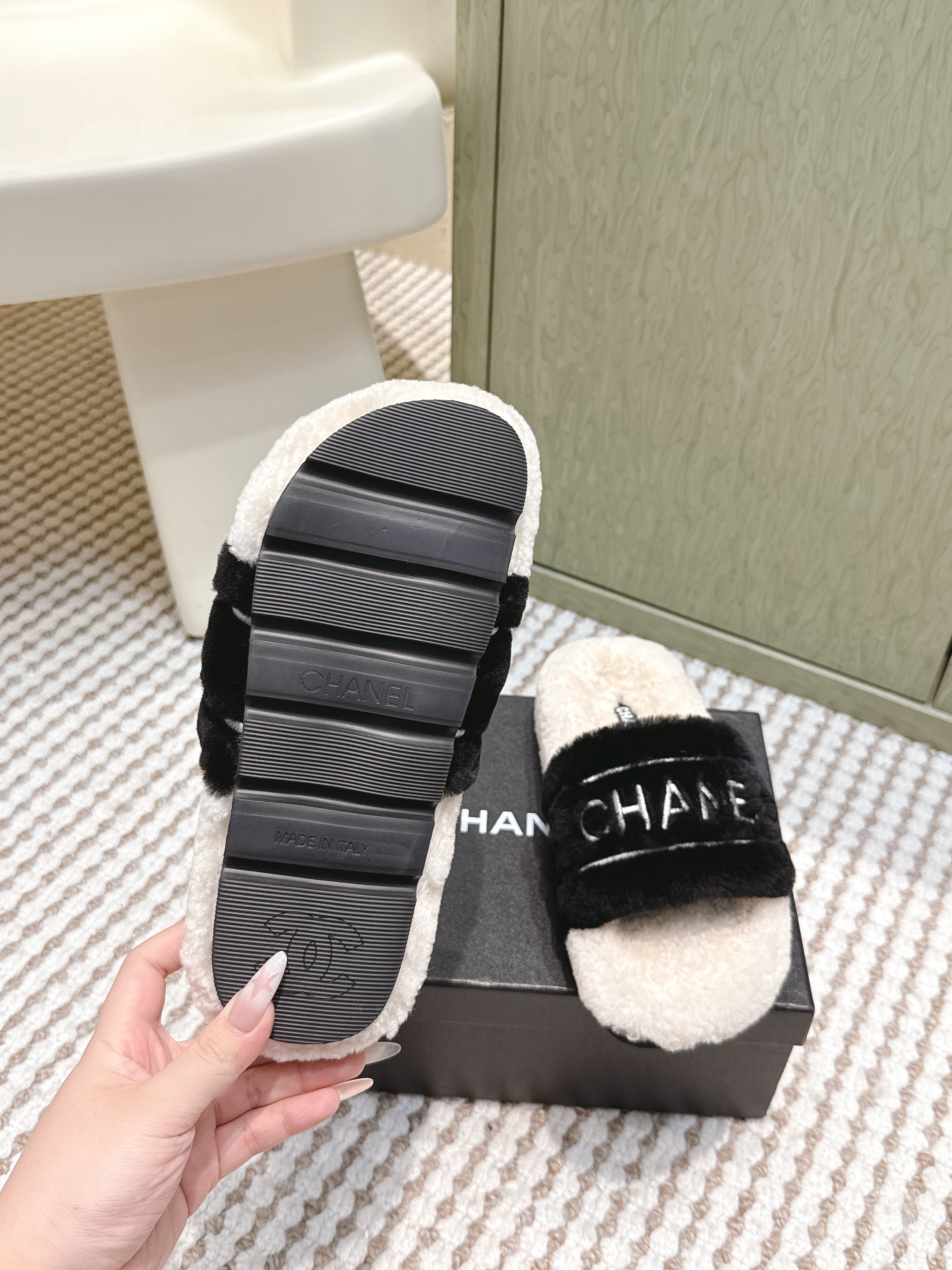 CHANEL 25S FLUFFY SLIDERS IN BEIGE AND BLACK