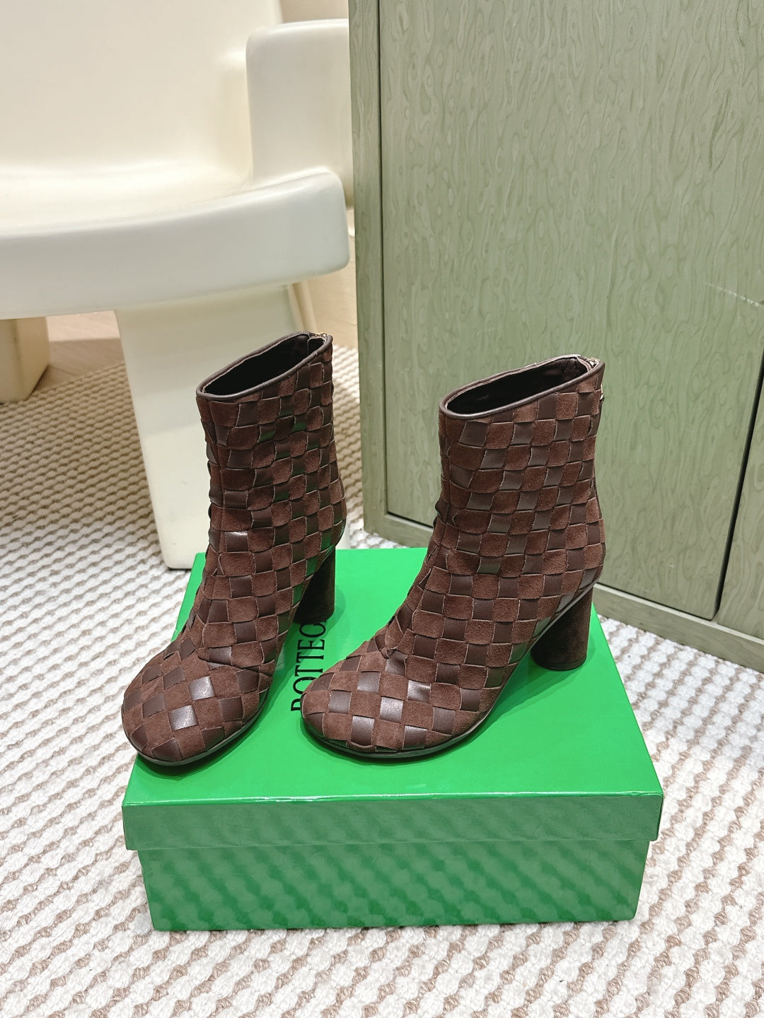 BOTTEGA VENETA 26S INTRECCIATO BOOTS 70 MM IN DARK BROWN SUEDE AND LAMBSKIN