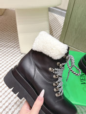 BOTTEGA VENETA 26S LUG ANKLE BOOTS IN BLACK CALFSKIN AND WHITE WOOL