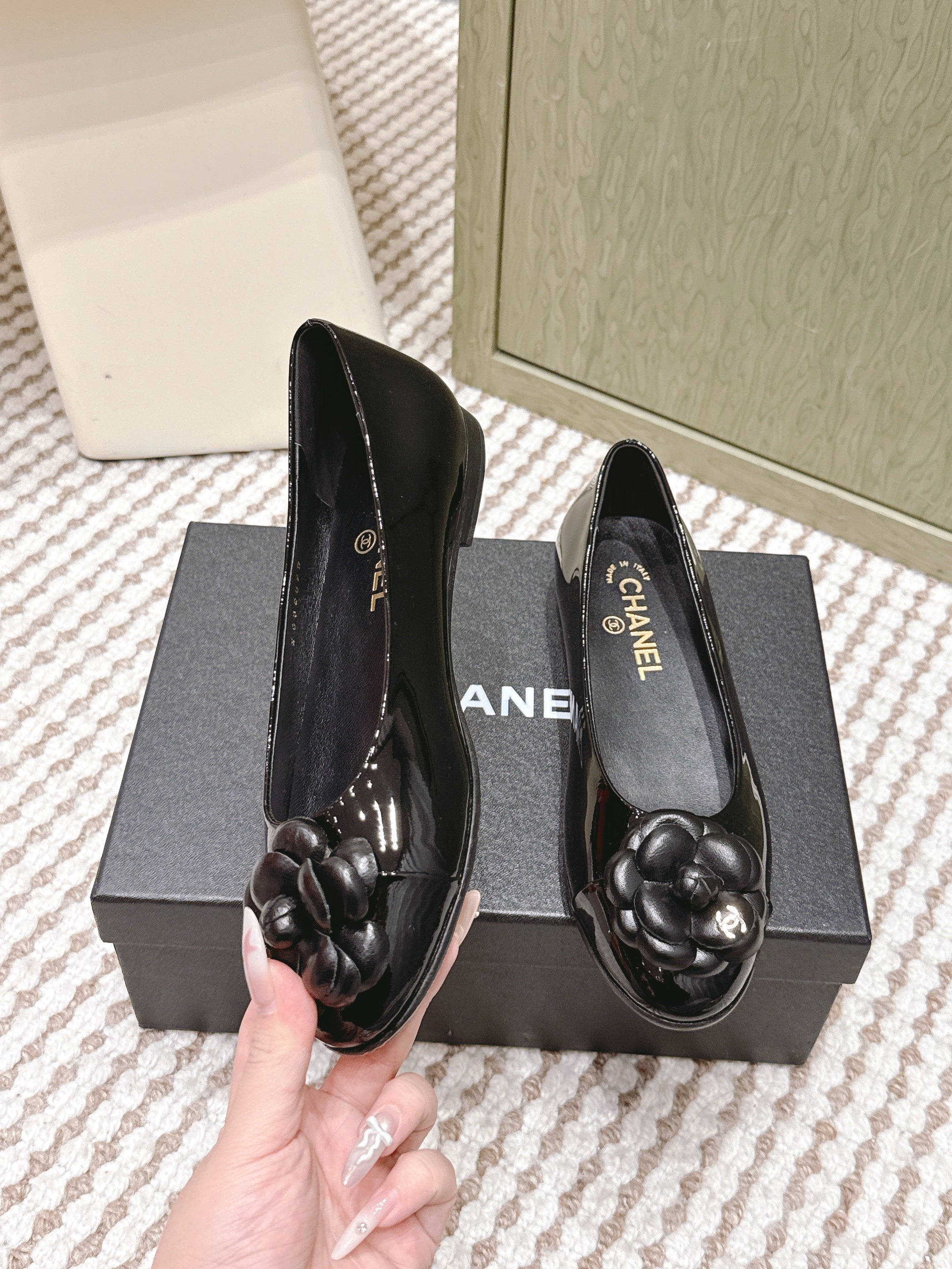 CHANEL 25S BALLET FLAT ROUND TOE IN BLACK PATENT SHEEPSKIN WITH CAMELLIA