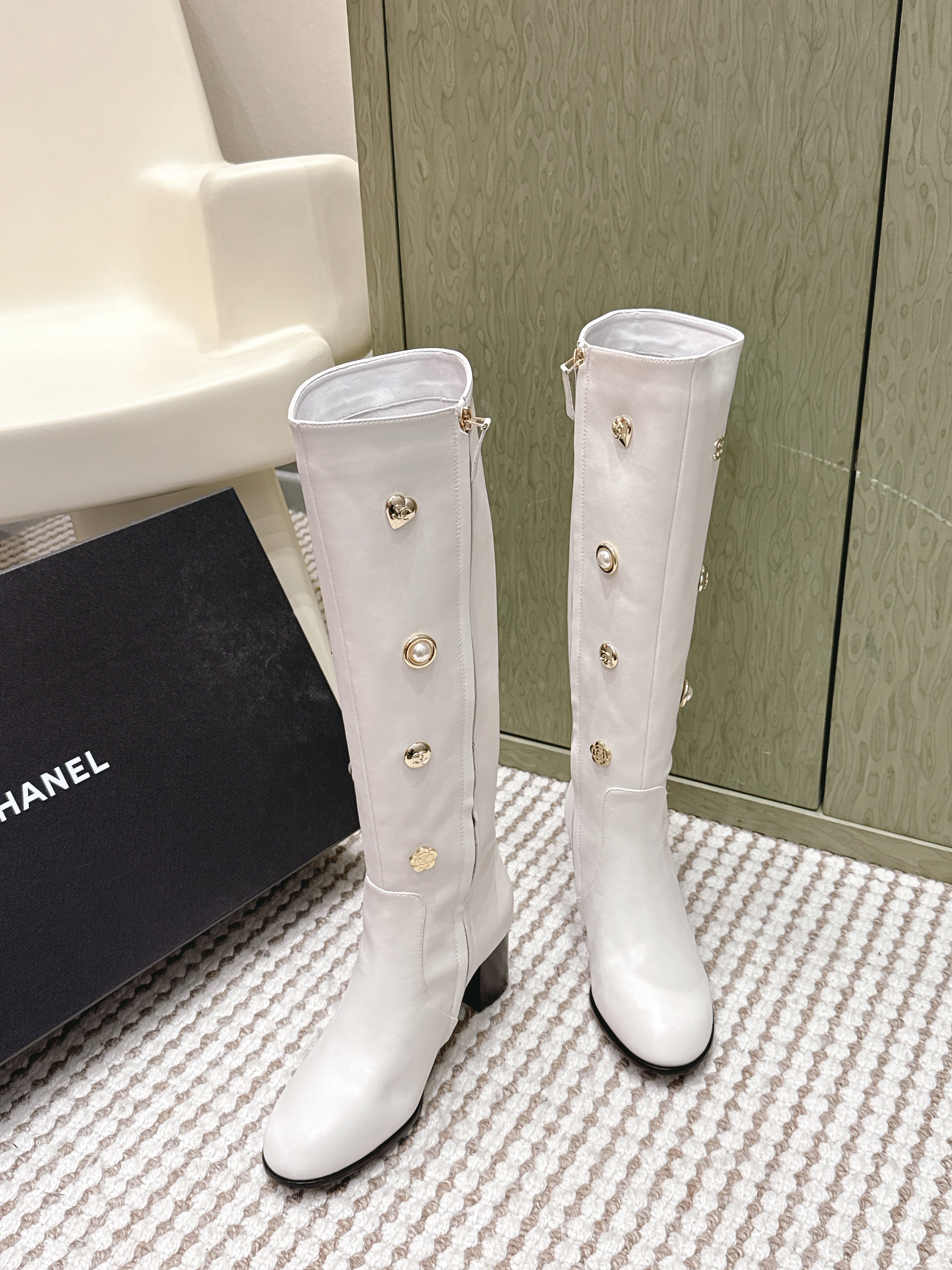 CHANEL 25S KNEE-HIGH BOOTS IN WHITE CALFSKIN WITH RHINESTONES
