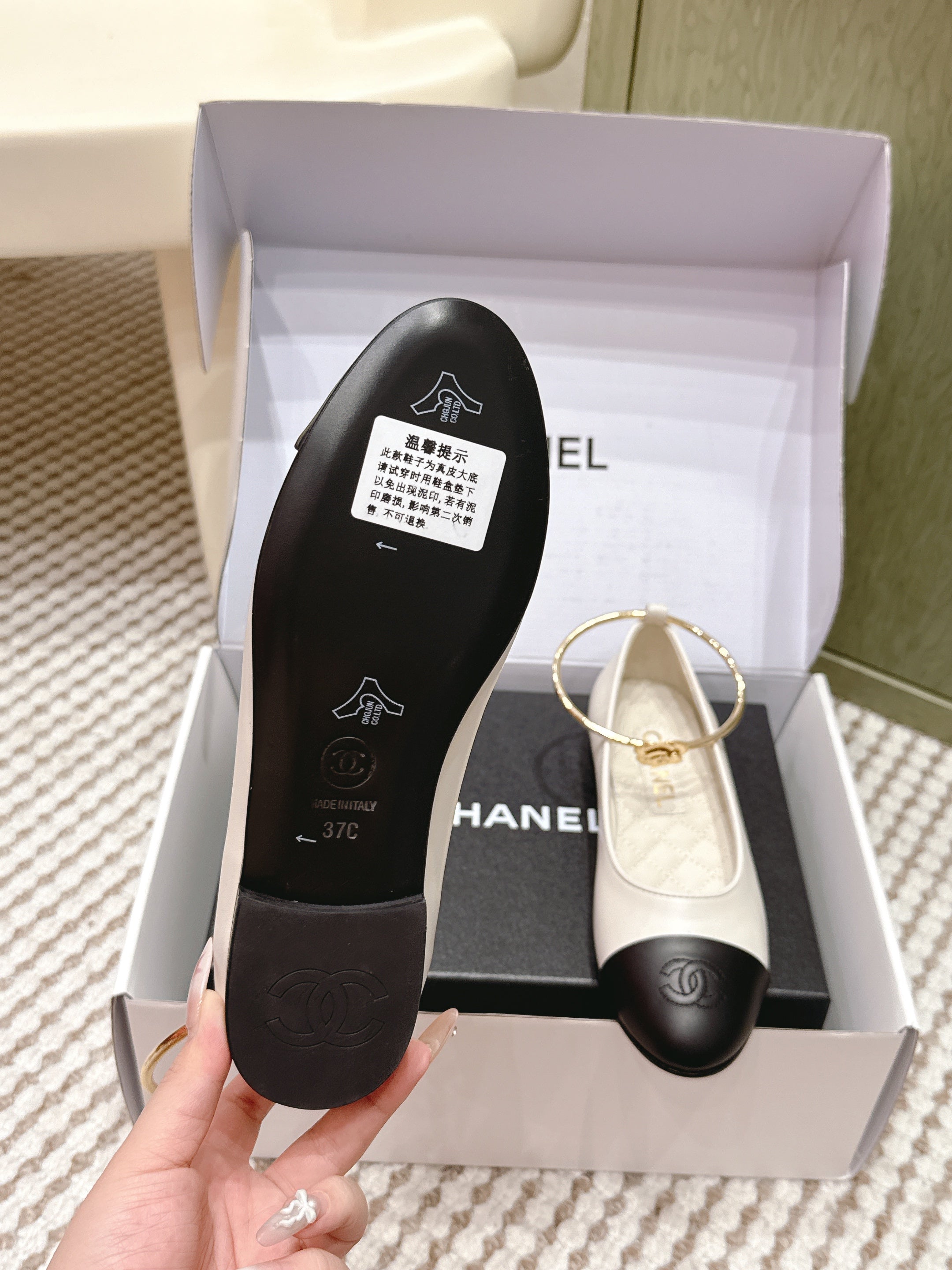 CHANEL 25S BALLERINA SHOES IN WHITE AND BLACK CALFSKIN GOLD HARDWARE