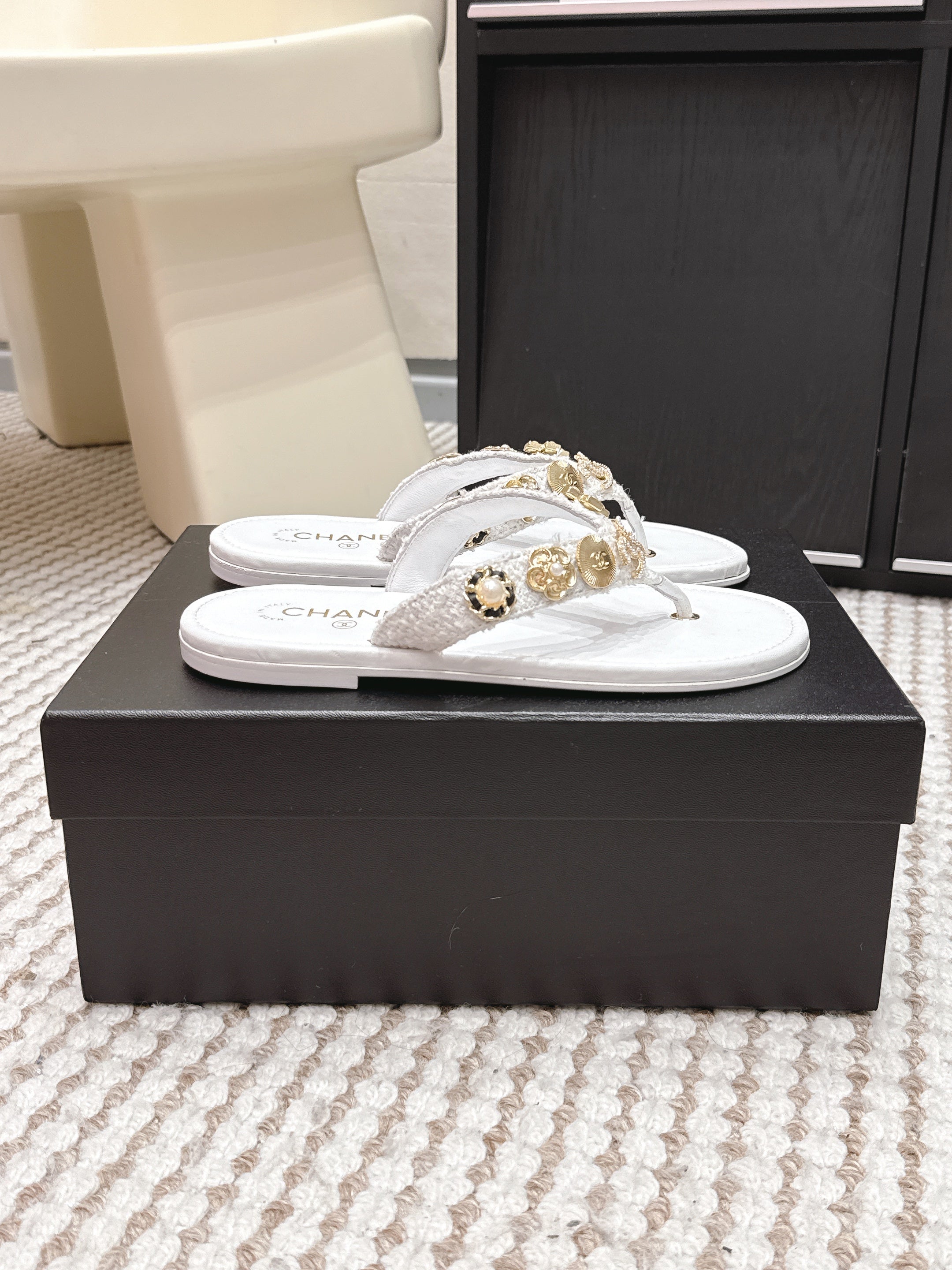 CHANEL 26S FLIP-FLOPS IN WHITE CALFSKIN