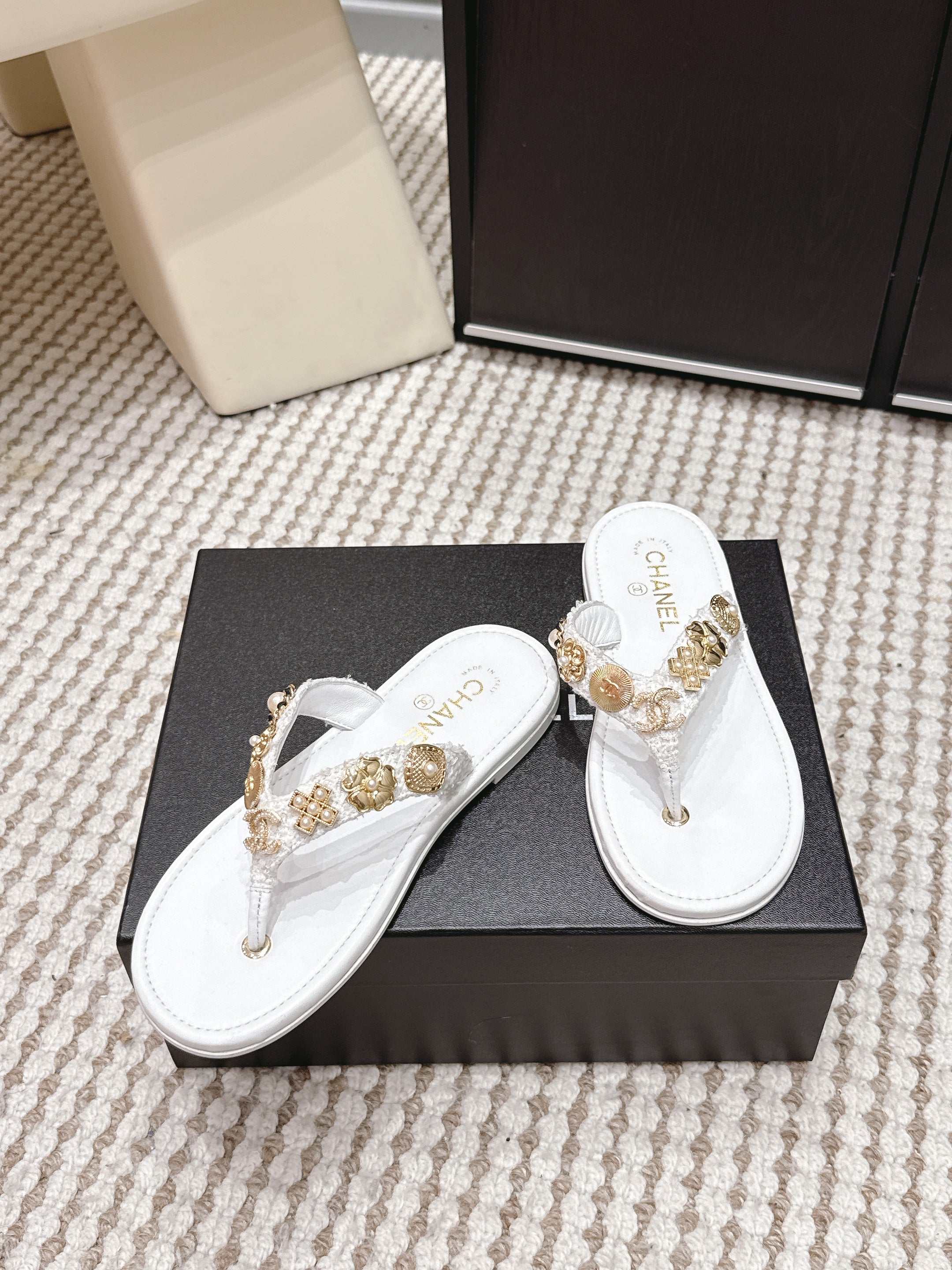 CHANEL 26S FLIP-FLOPS IN WHITE CALFSKIN