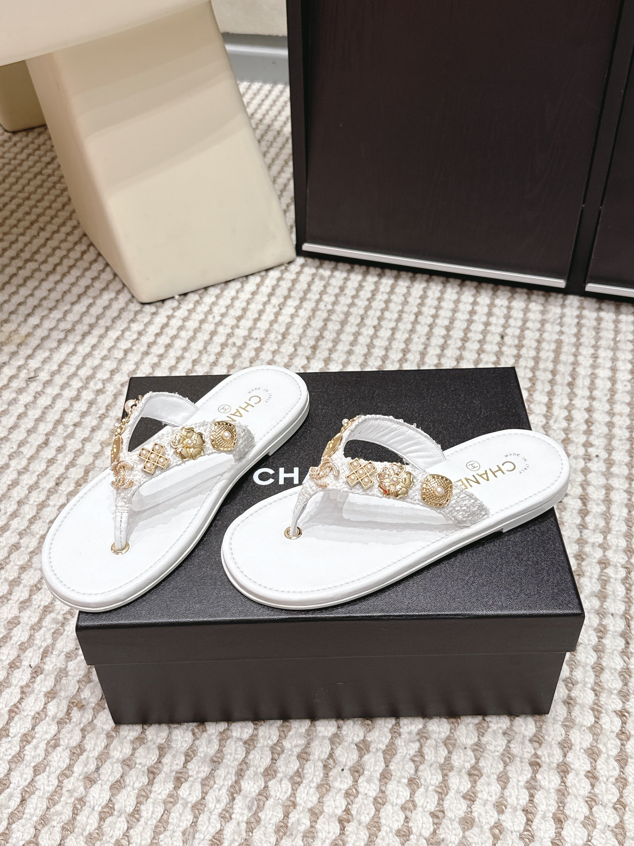 CHANEL 26S FLIP-FLOPS IN WHITE CALFSKIN