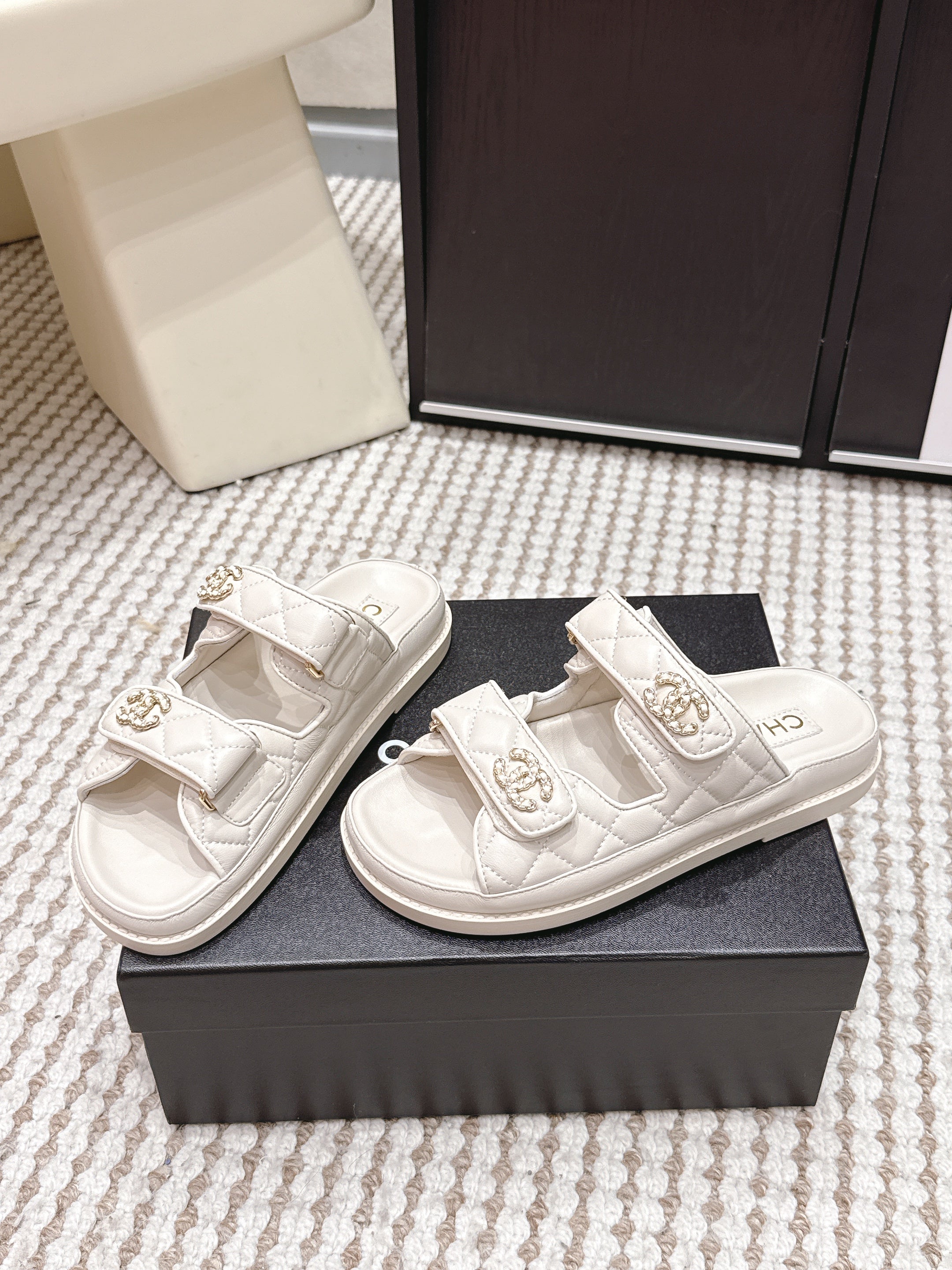 CHANEL 26S SANDALS IN CREAM WHITE CALFSKIN