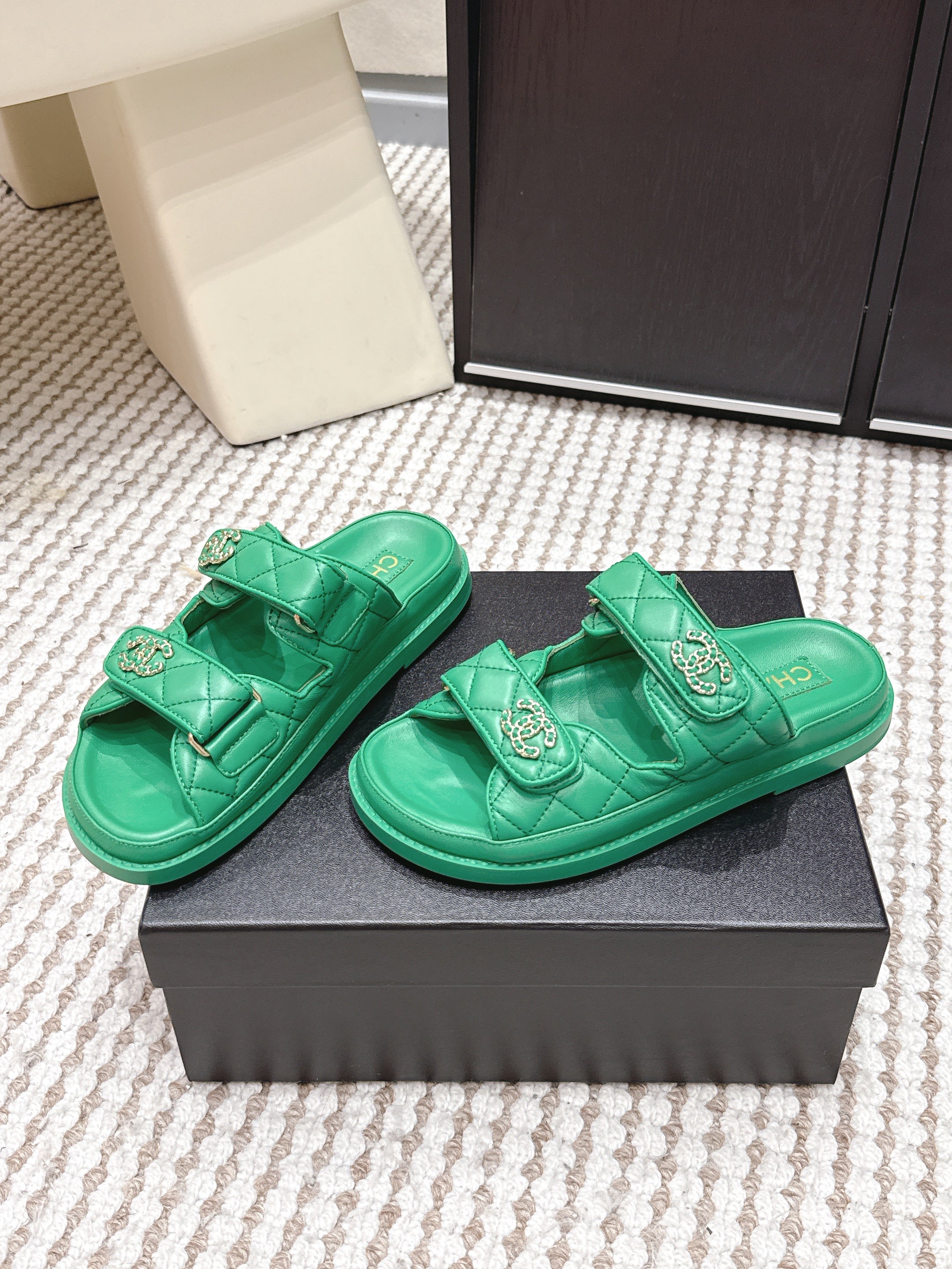 CHANEL 26S SANDALS IN GREEN CALFSKIN