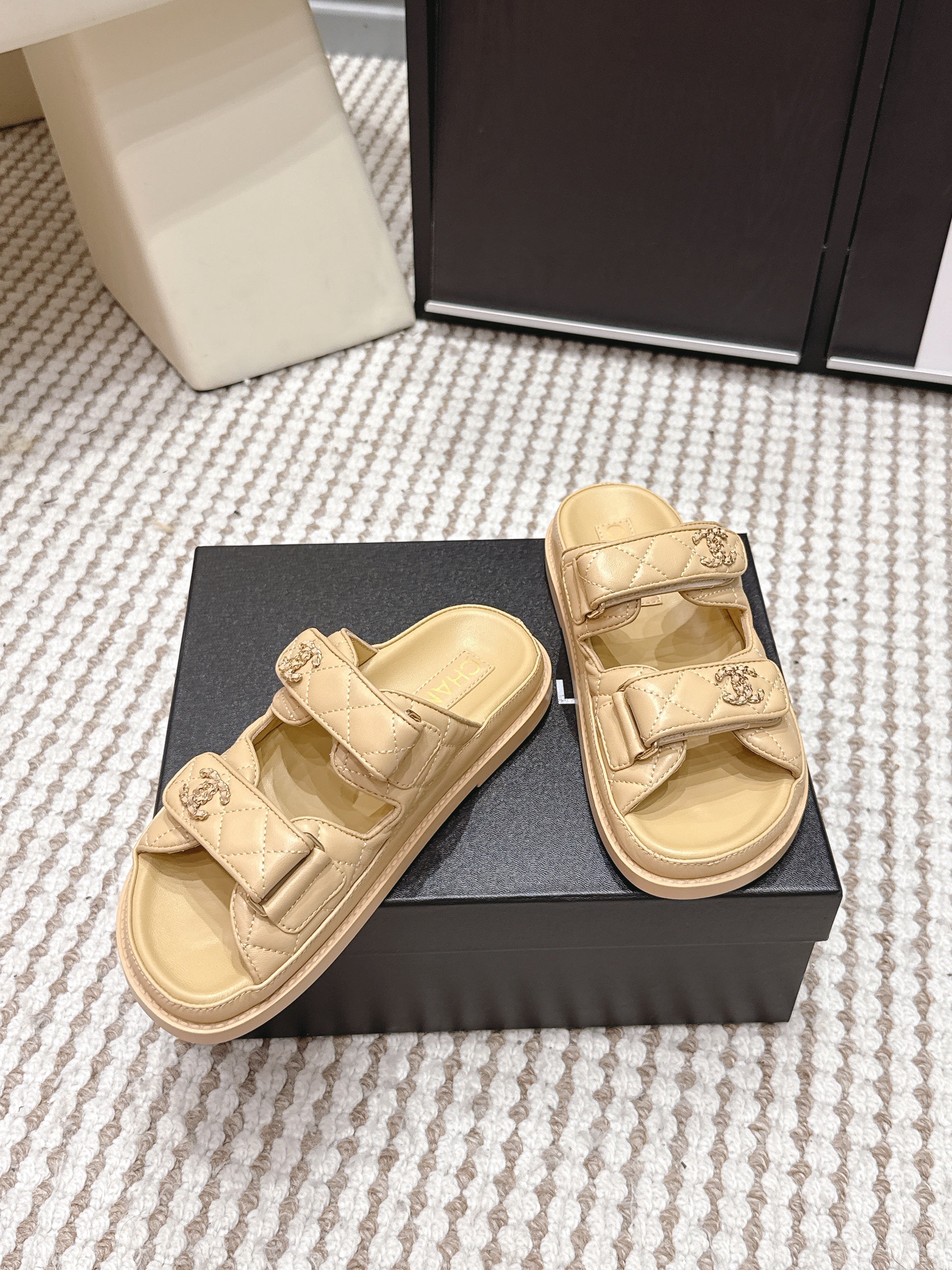 CHANEL 26S SANDALS IN LIGHT SAND BEIGE CALFSKIN