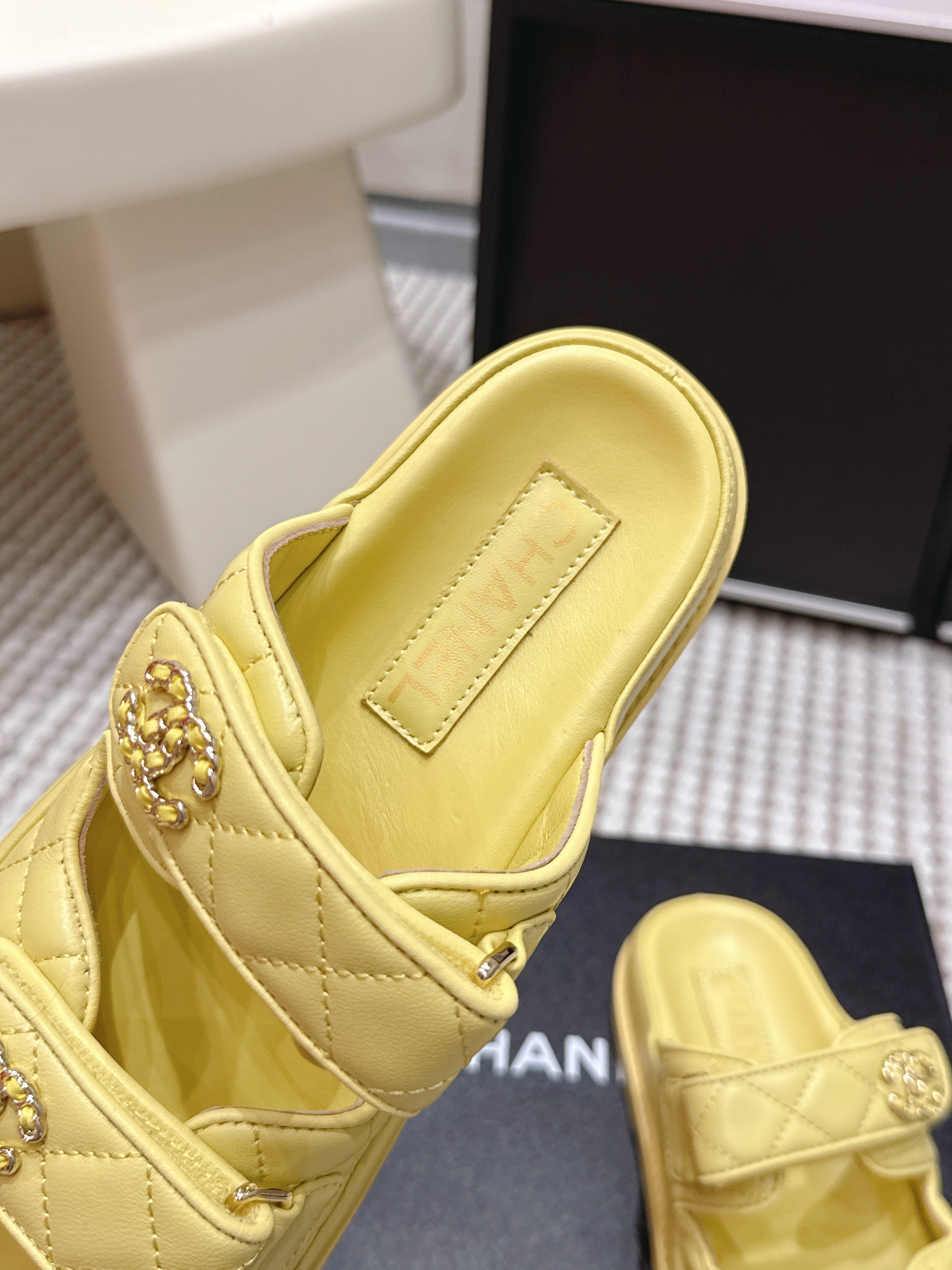 CHANEL 26S SANDALS IN YELLOW CALFSKIN