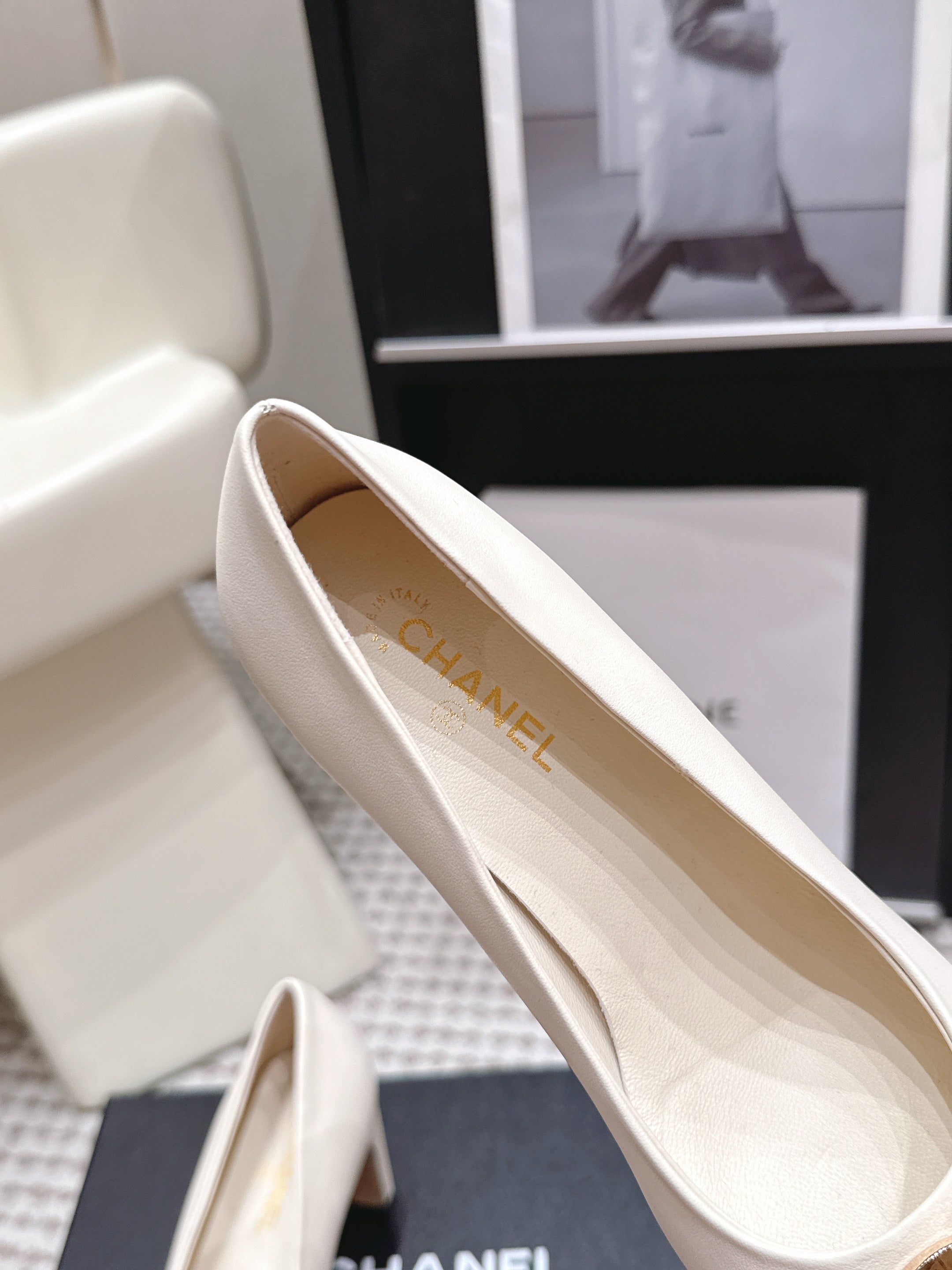 CHANEL 26S HIGH HEELS 75 MM IN WHITE CALFSKIN WITH GOLD-TONE CC LOGO