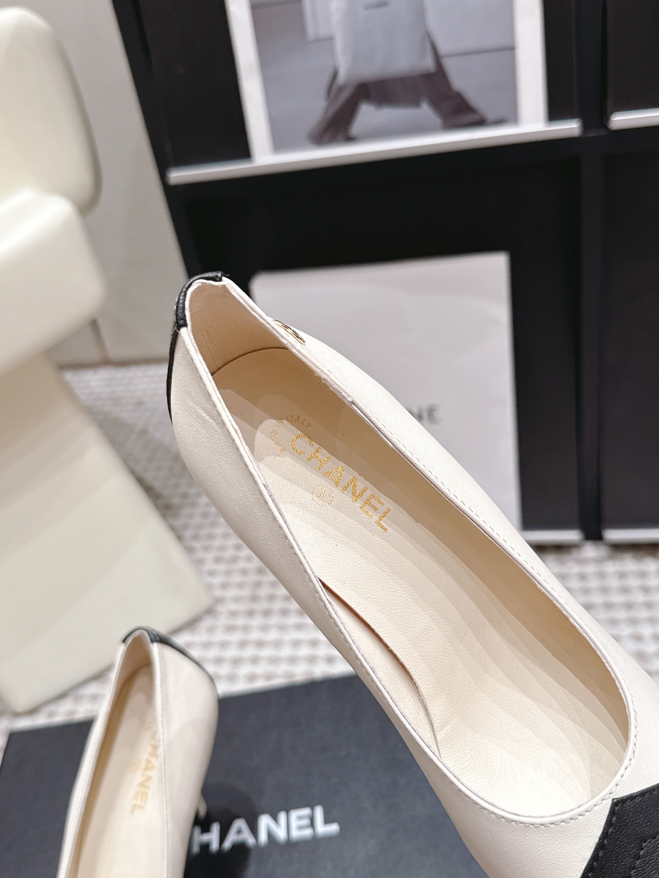 CHANEL 26S HIGH HEELS IN WHITE LAMBSKIN WITH BLACK CHEVRON-QUILTED TOE