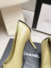 CHANEL 26S HIGH HEELS IN CREAM BEIGE LAMBSKIN WITH BLACK CHEVRON-QUILTED TOE