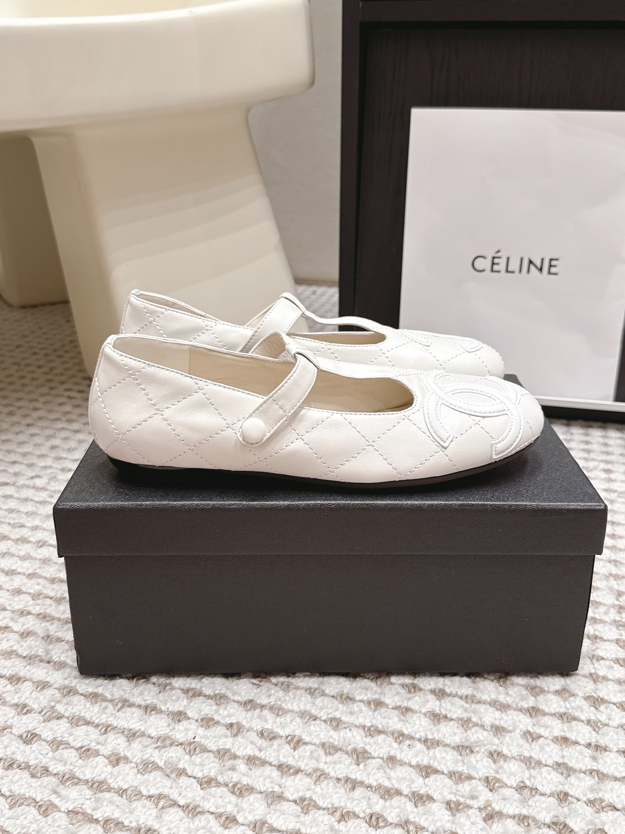 CHANEL 26S MARY JANE FLATS IN WHITE LAMBSKIN WITH CC LOGO