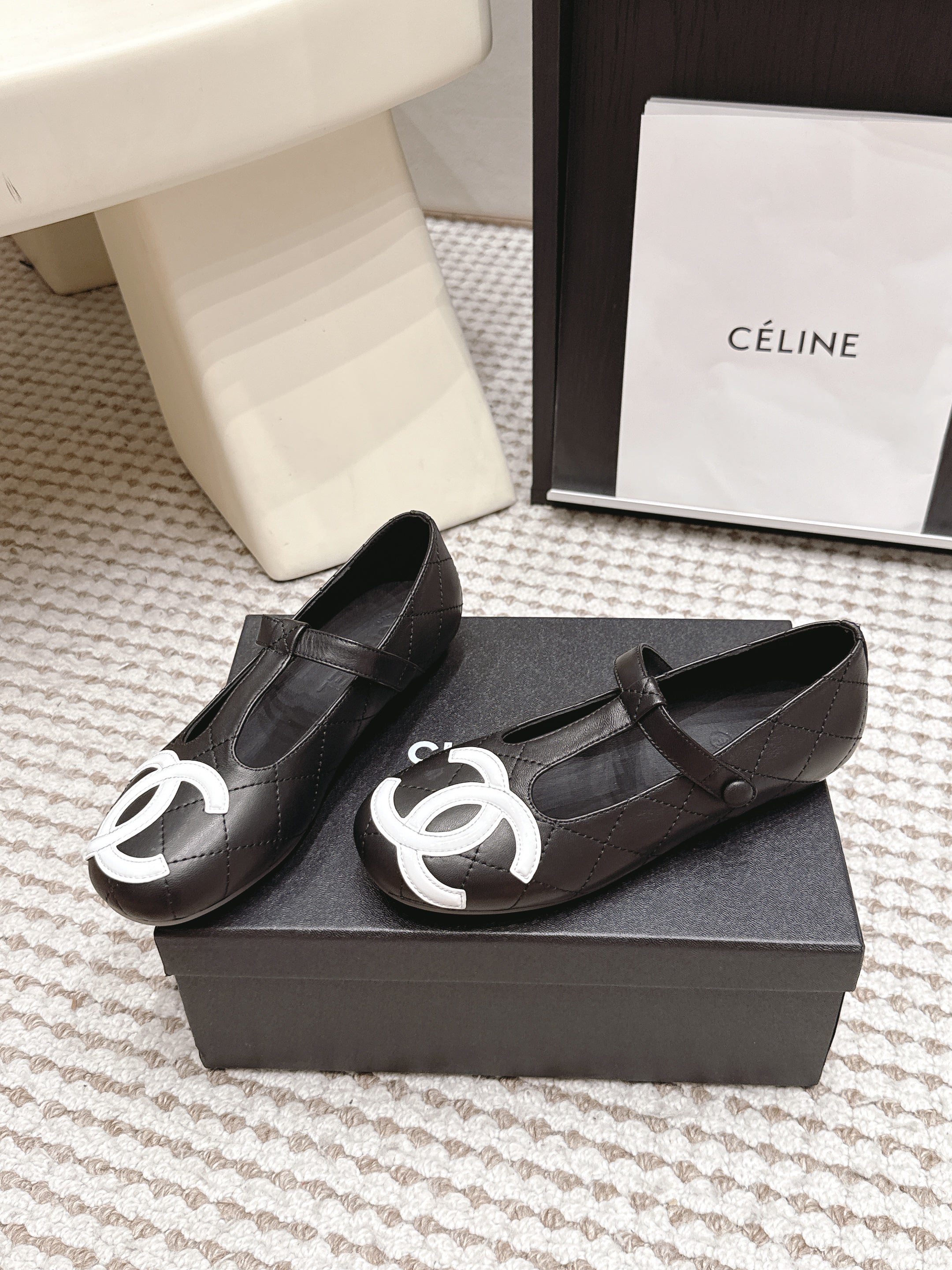 CHANEL 26S MARY JANE FLATS IN BLACK LAMBSKIN WITH WHITE CC LOGO
