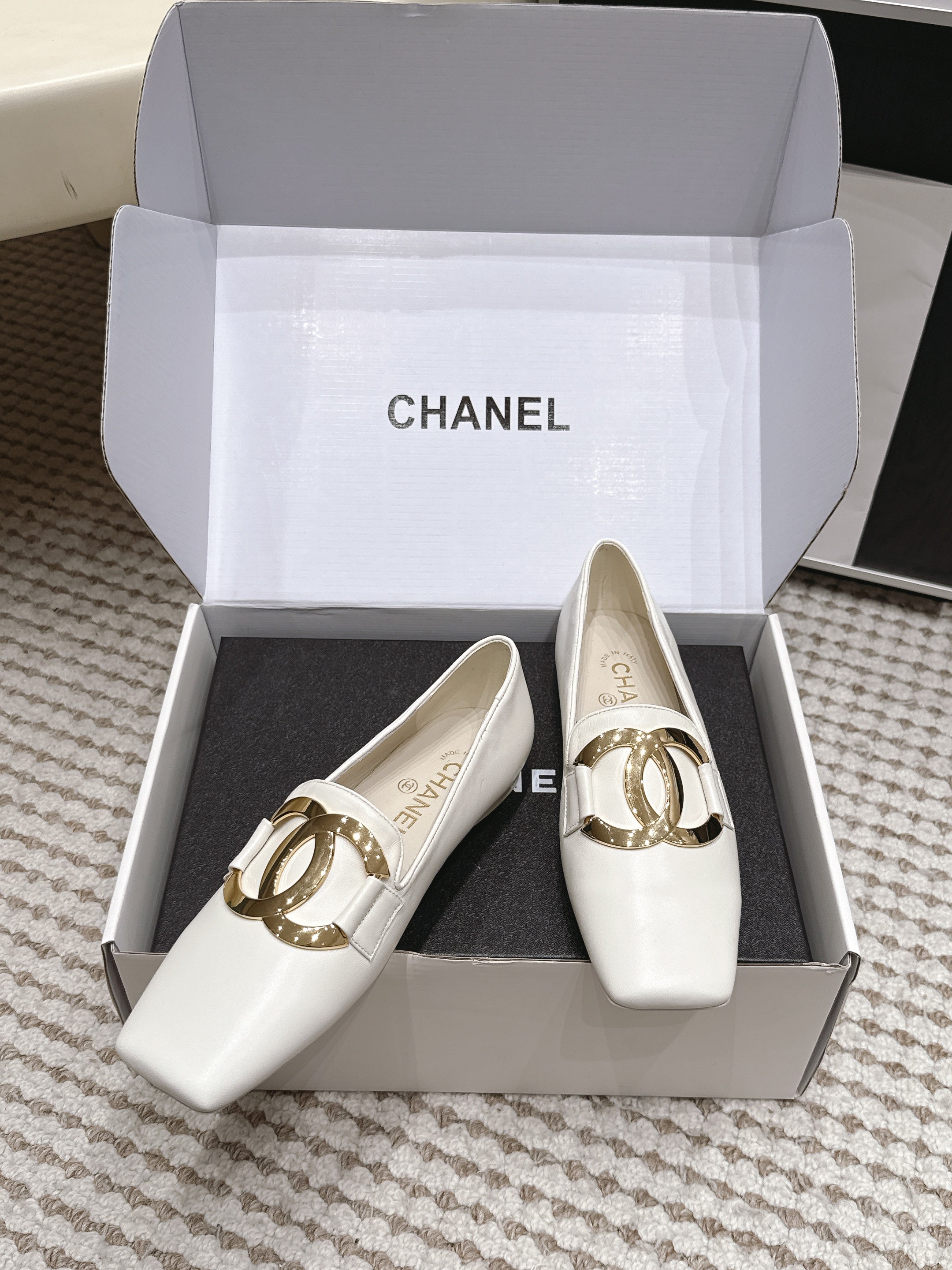 CHANEL 26S SQUARE TOE FLATS IN WHITE CALFSKIN WITH GOLD TONE CC LOGO