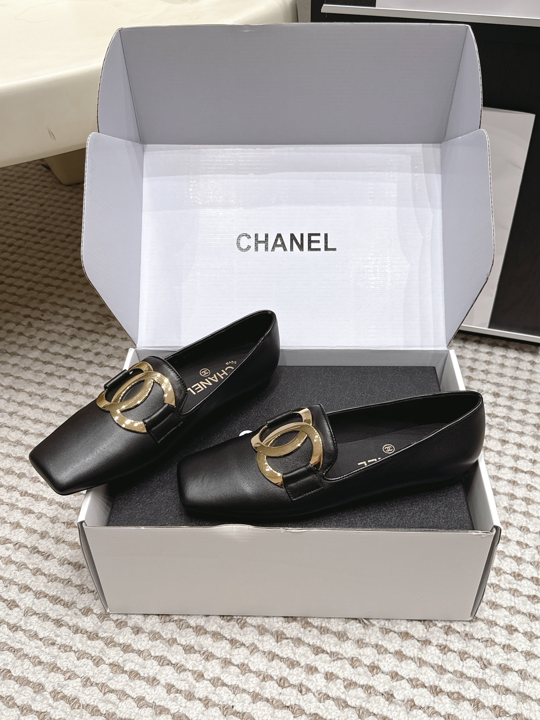 CHANEL 26S SQUARE TOE FLATS IN BLACK CALFSKIN WITH GOLD TONE CC LOGO