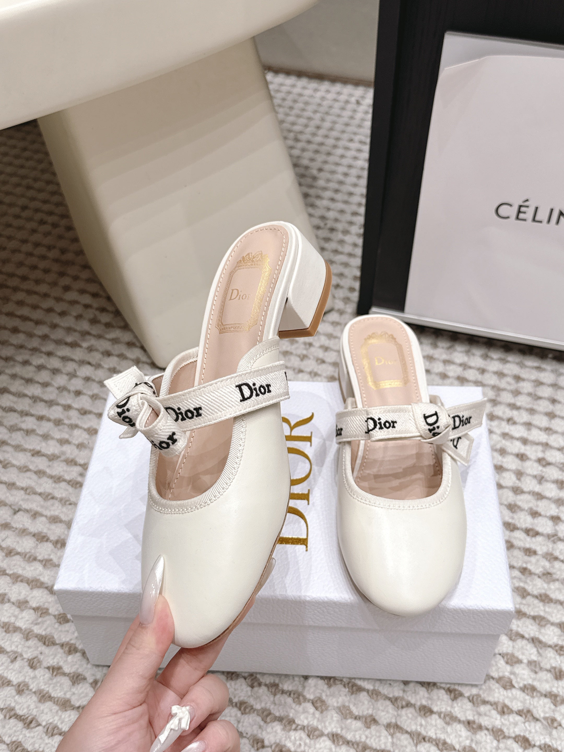 DIOR 26S CLOSED-TOE LOW-HEEL MULE IN IVORY WHITE CALFSKIN WITH BOW