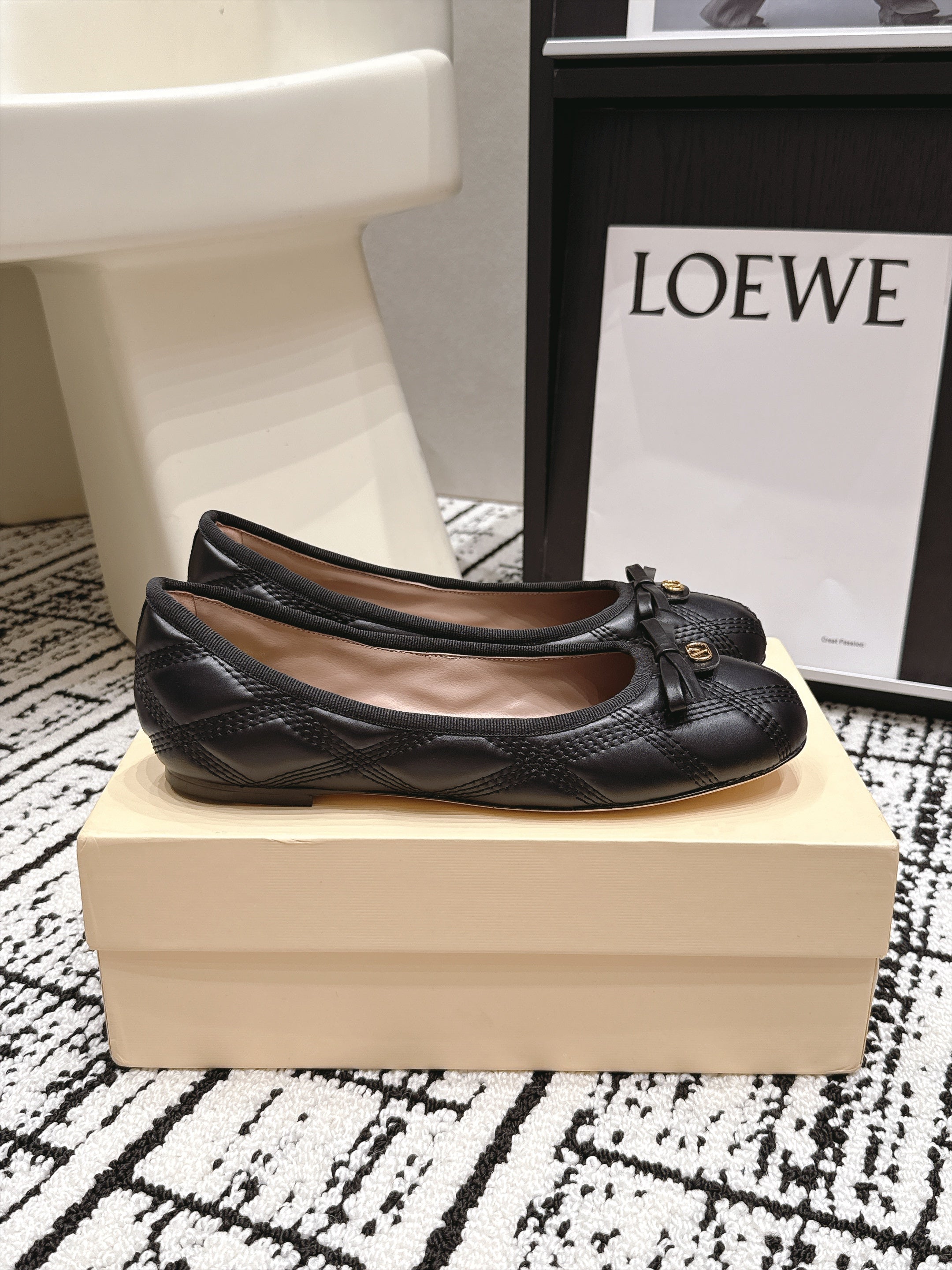 VALENTINO 26S QUILTED BALLET FLATS IN BLACK LAMBSKIN