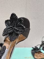 AQUAZZURA 26S FLORAL HEELS 100 MM IN BLACK WOVEN RAFFIA