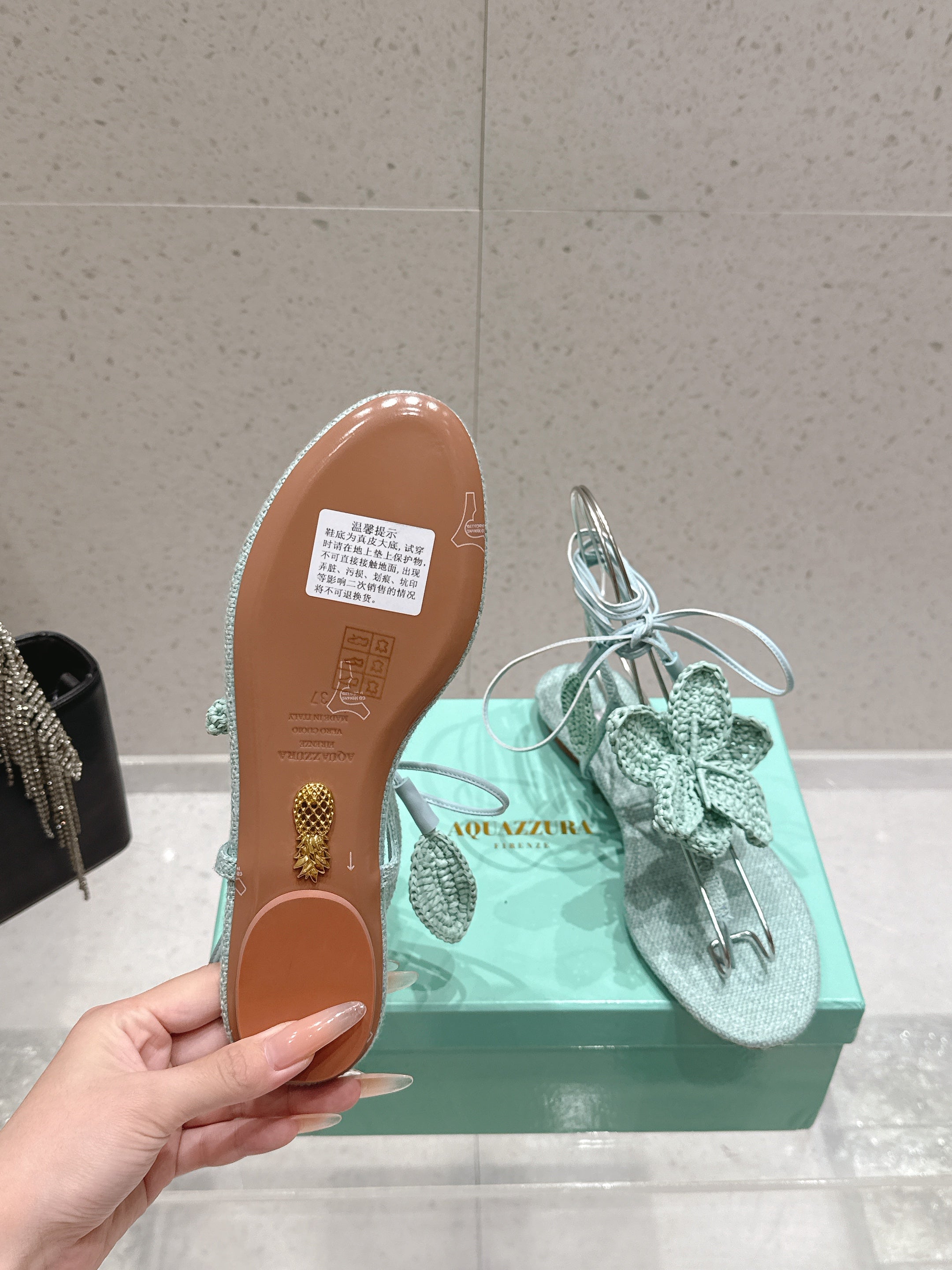 AQUAZZURA 26S FLORAL THONG SANDALS IN MINT GREEN WOVEN RAFFIA AND FABRIC