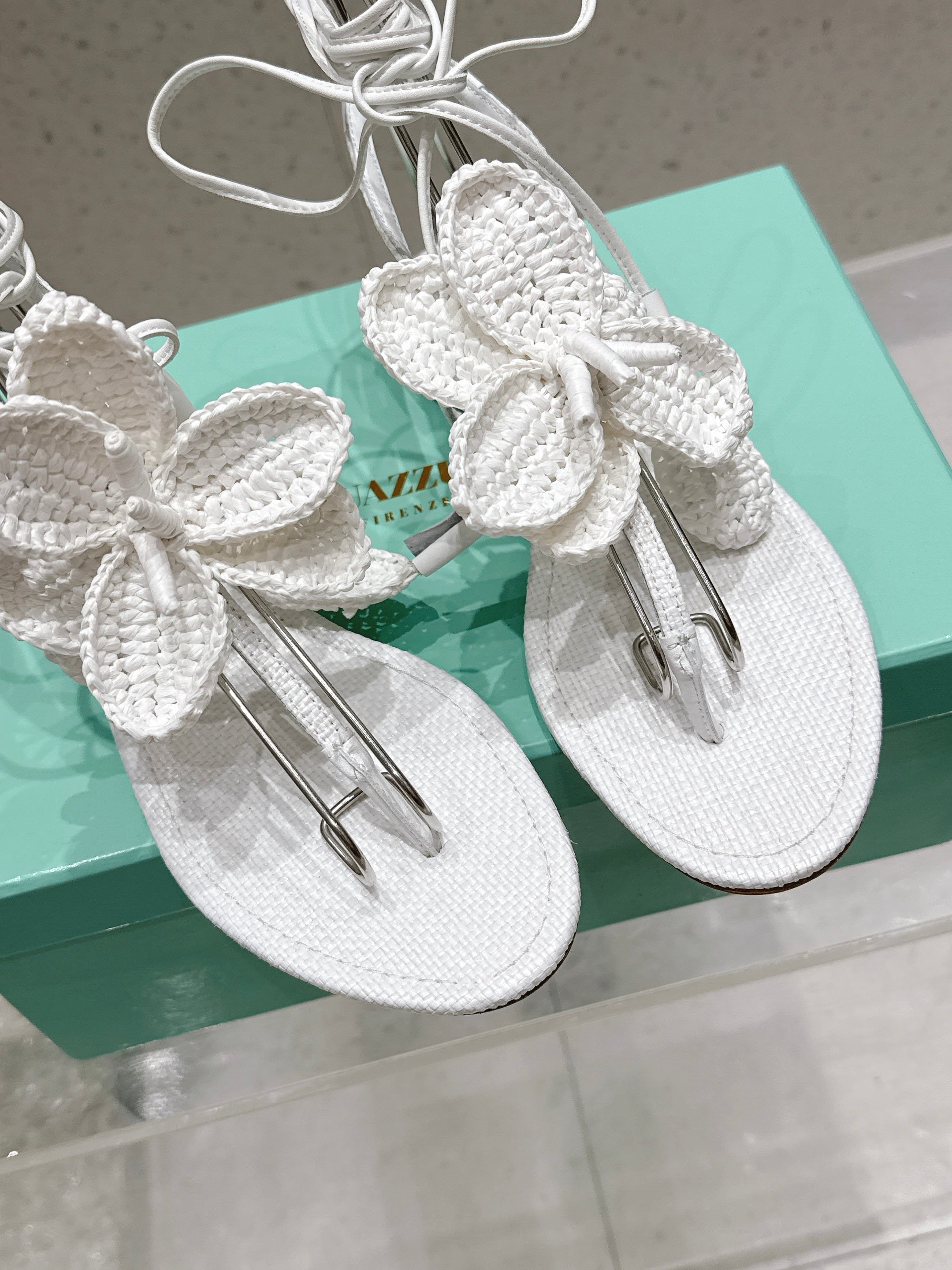 AQUAZZURA 26S FLORAL THONG SANDALS IN WHITE WOVEN RAFFIA AND FABRIC