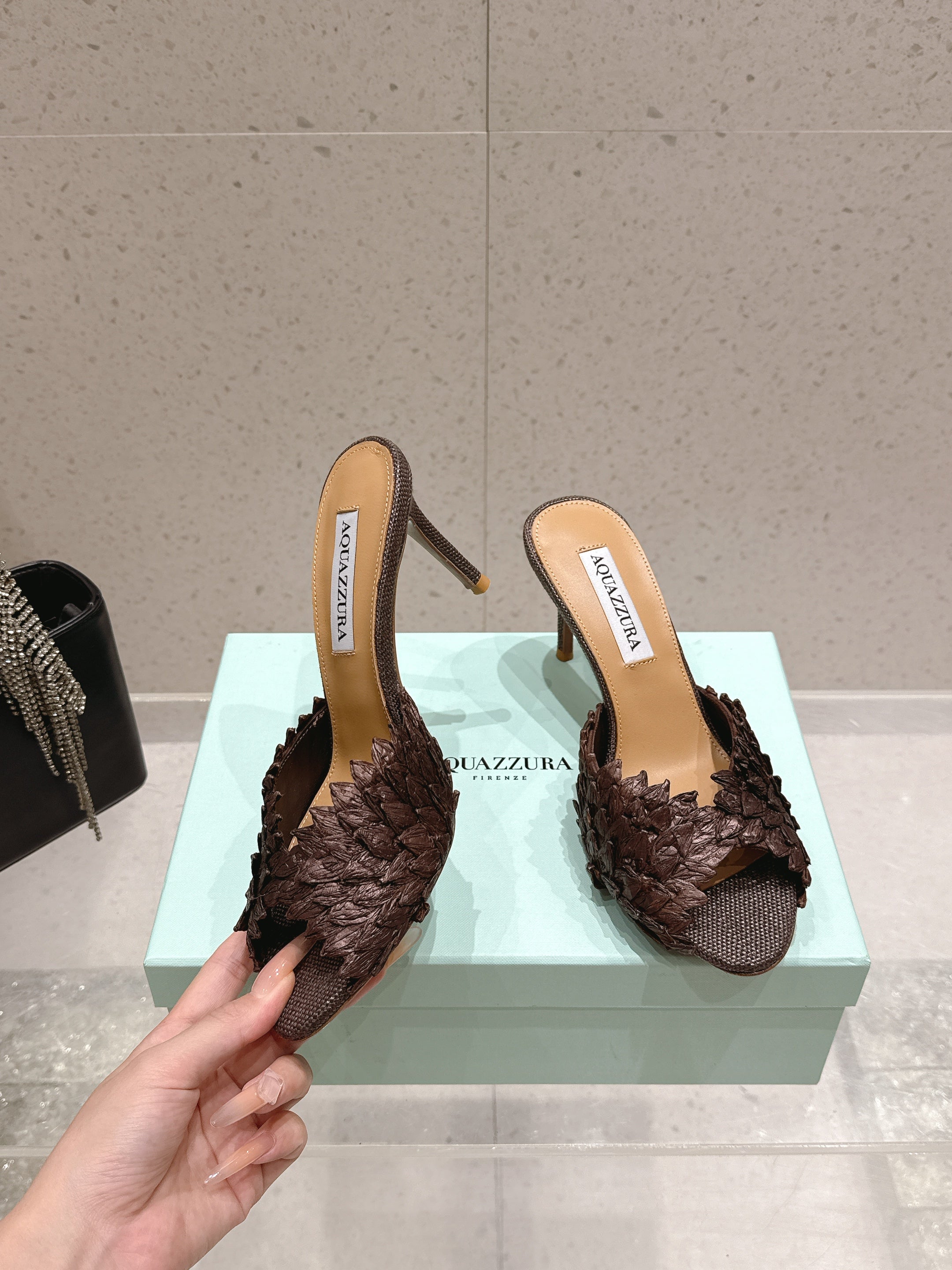 AQUAZZURA 26S HEELED MULES 80 MM IN DARK BROWN WOVEN RAFFIA