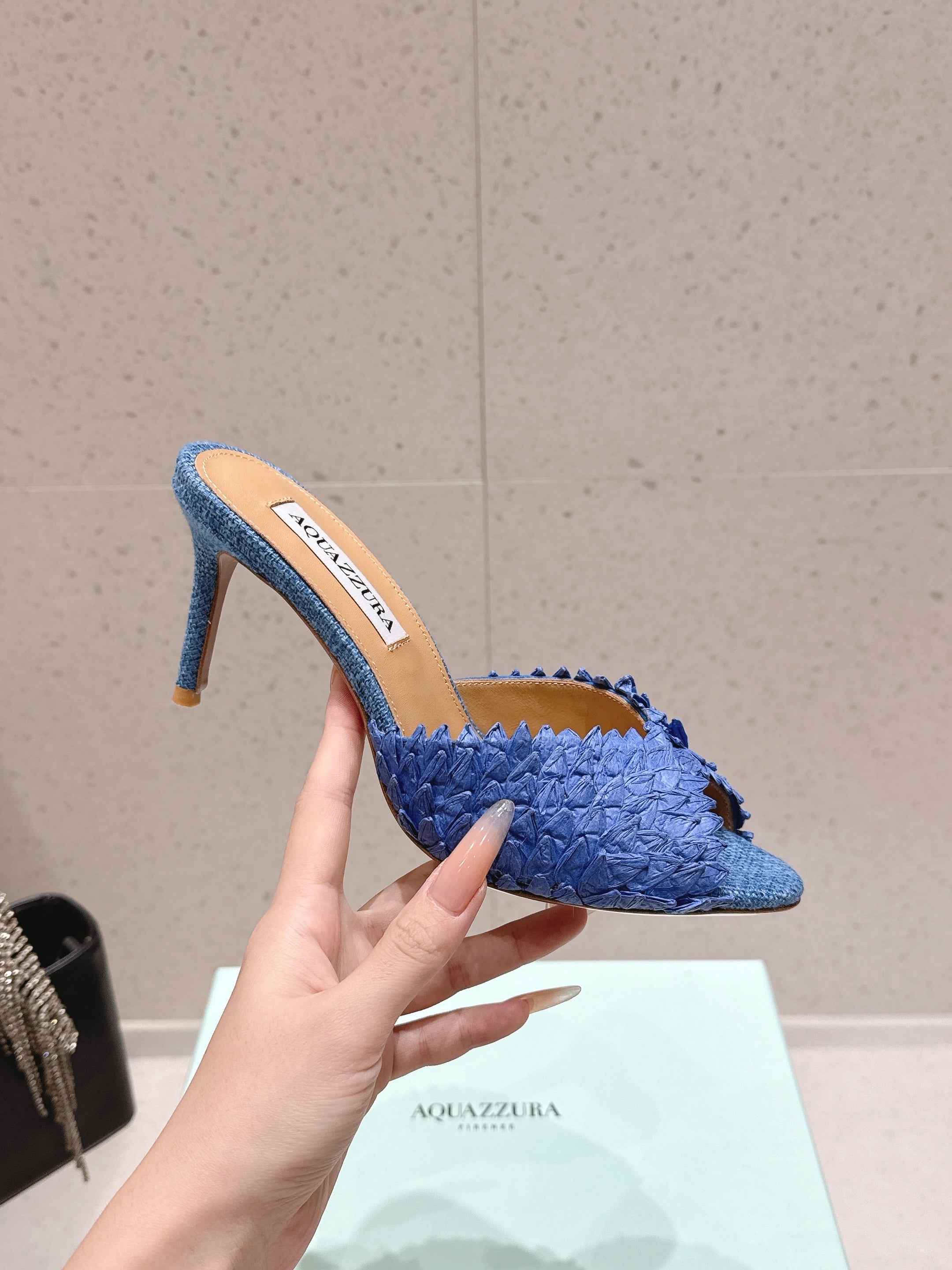AQUAZZURA 26S HEELED MULES 80 MM IN NAVY BLUE WOVEN RAFFIA