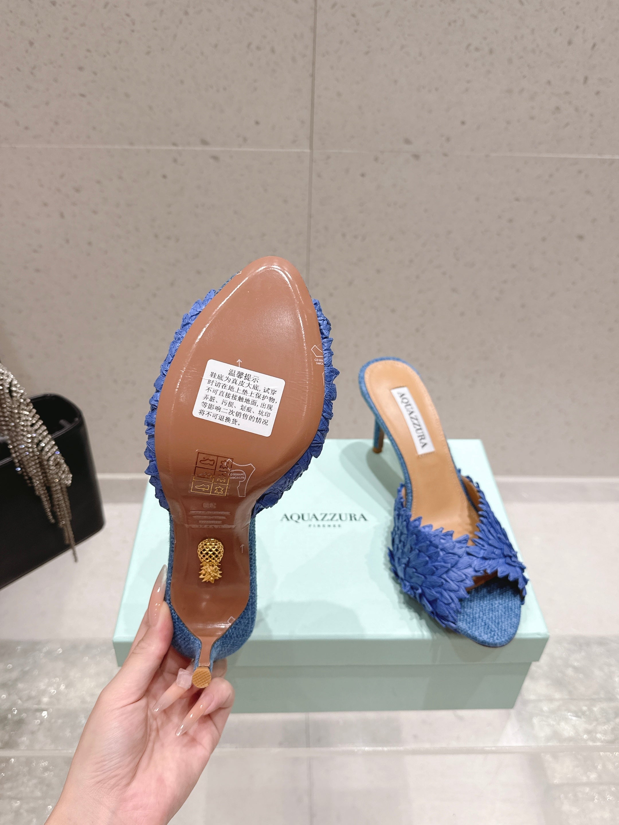 AQUAZZURA 26S HEELED MULES 80 MM IN NAVY BLUE WOVEN RAFFIA