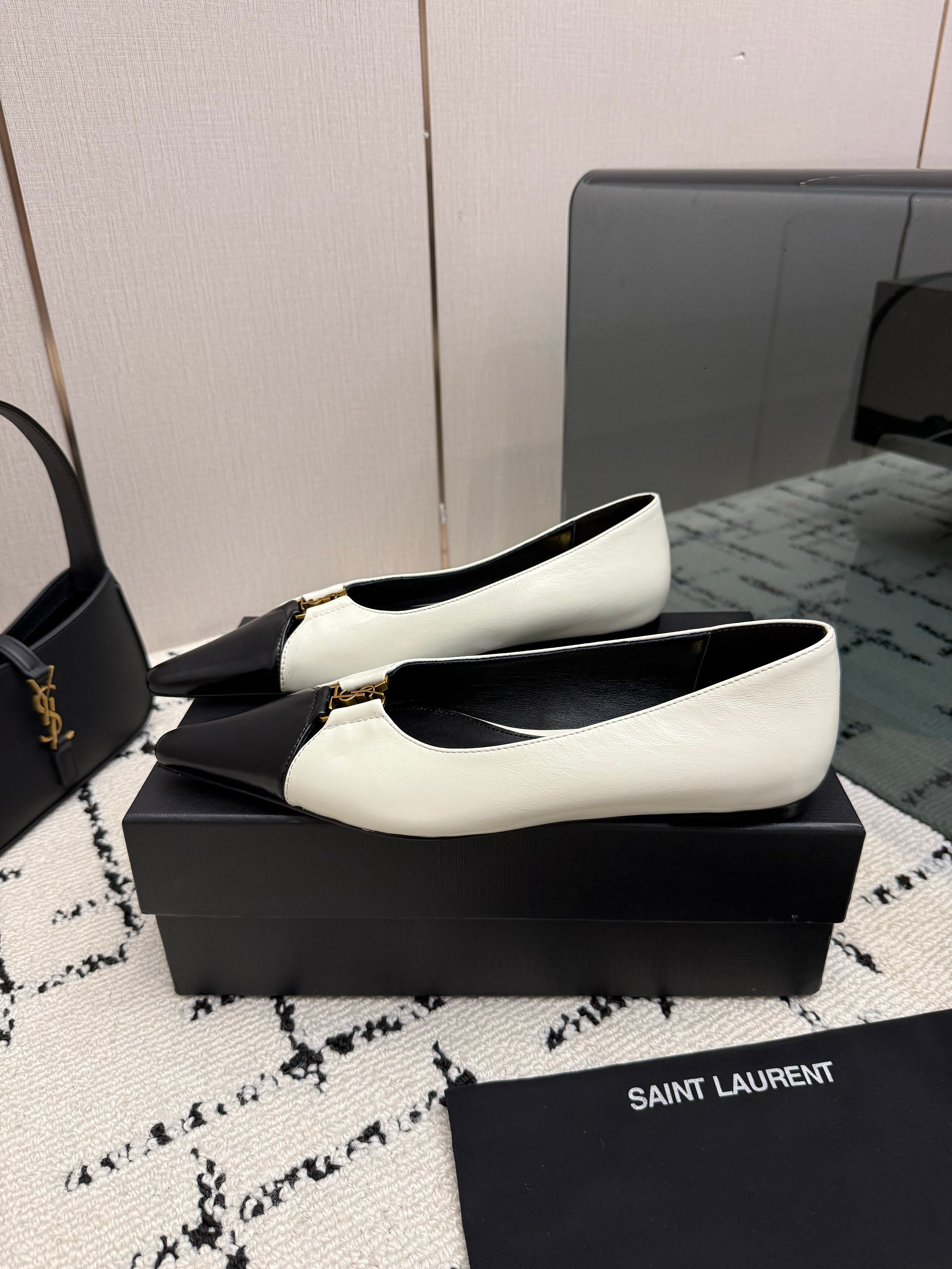 YSL 26S POINTED TOE FLATS IN IVORY CALFSKIN PATENT WITH YSL LOGO HARDWARE