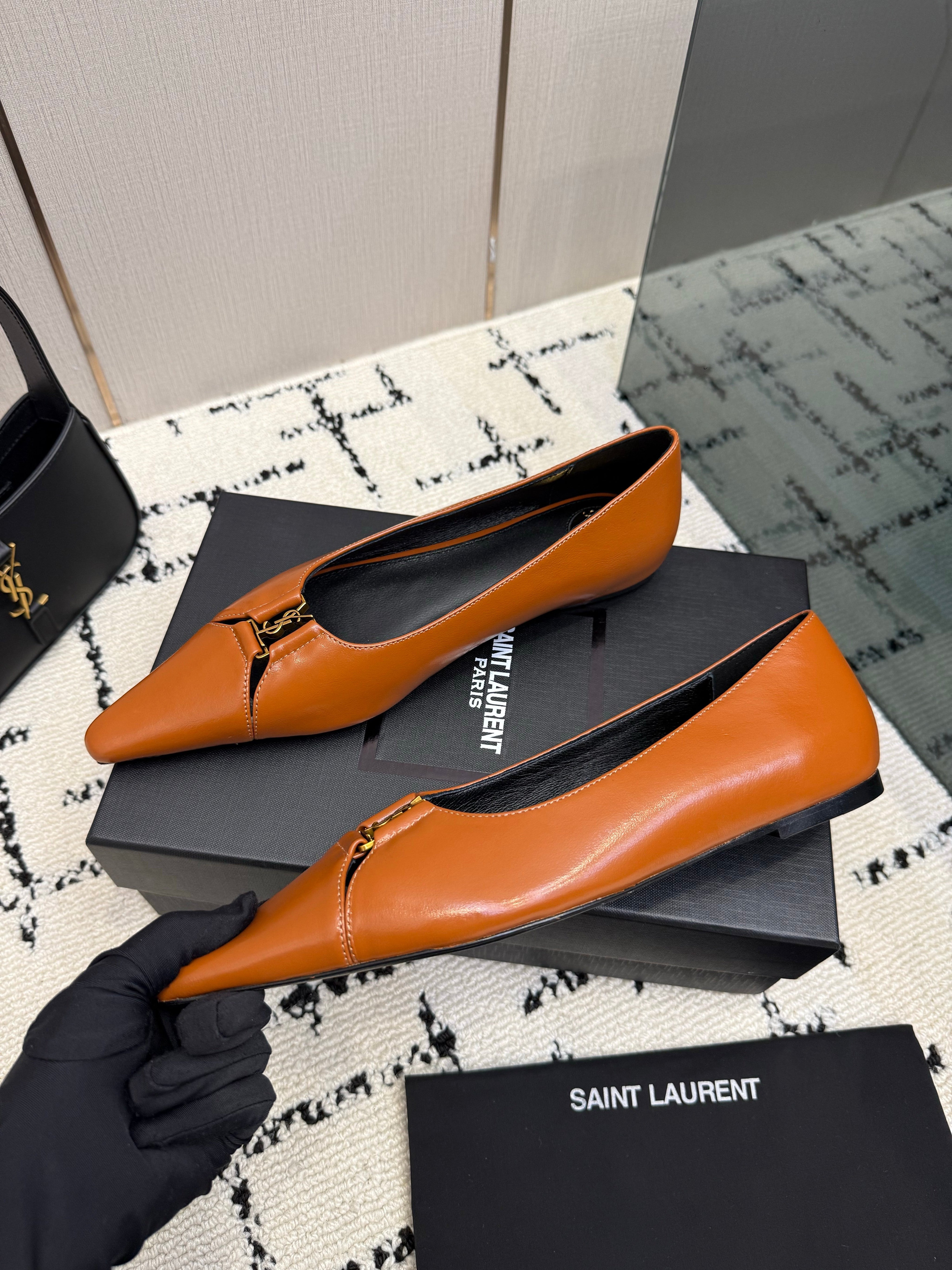 YSL 26S POINTED TOE FLATS IN ORANGE CALFSKIN PATENT WITH YSL LOGO HARDWARE