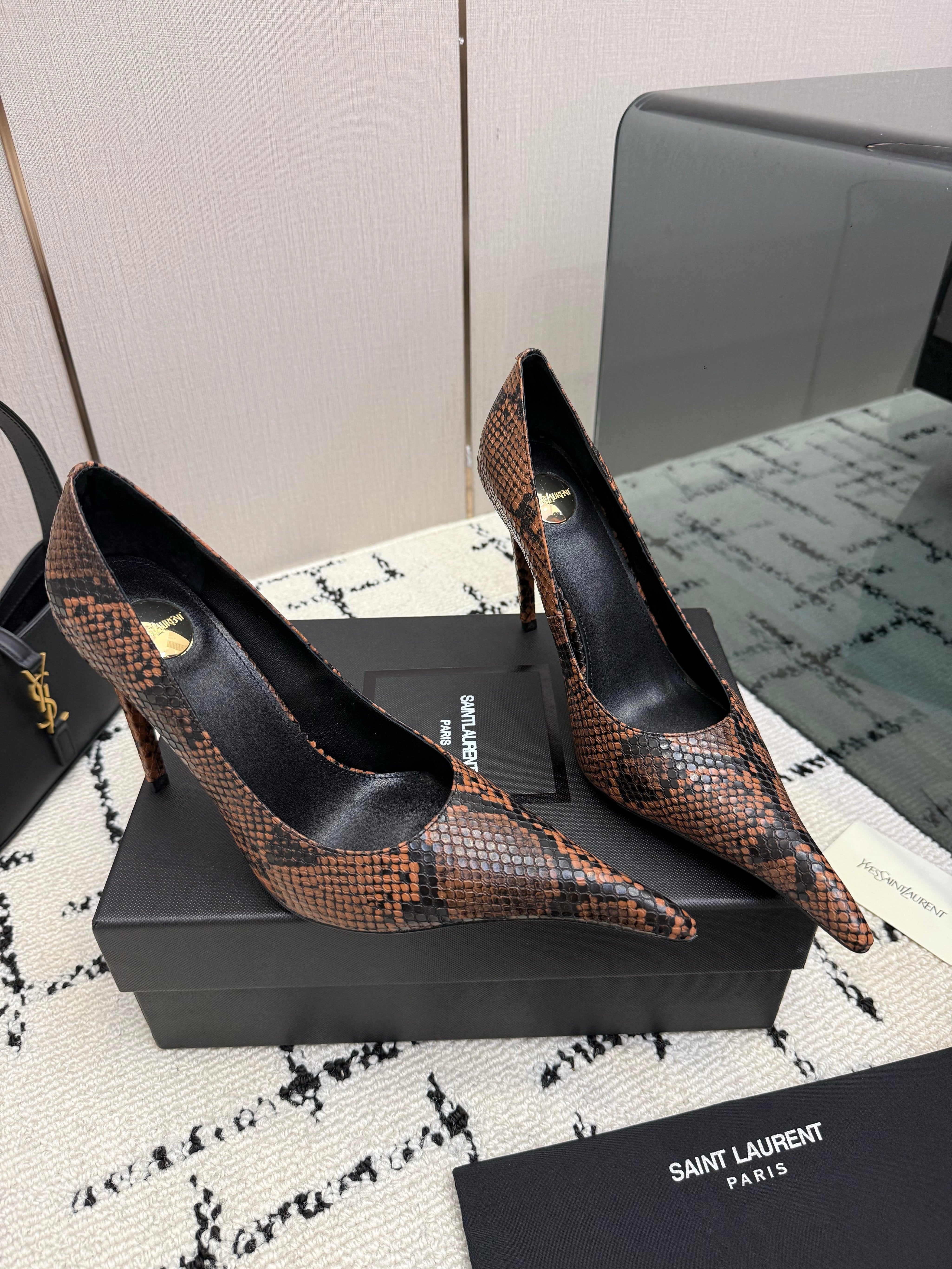 YSL 26S POINTED TOE HIGH HEEL PUMPS 100 MM IN BLACK AND BROWN SNAKE EMBOSSED LEATHER