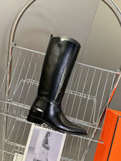 HM 25S POINTED-TOE KNEE-HIGH BOOTS IN BLACK GLOSSY LAMBSKIN