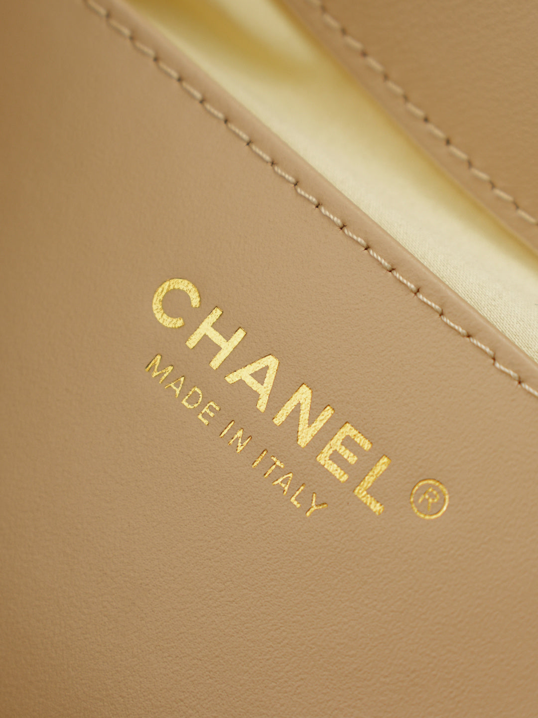 CHANEL 25S SHOULDER BAG 32 IN NATURAL RAFFIA AND CALFSKIN GOLD HARDWARE