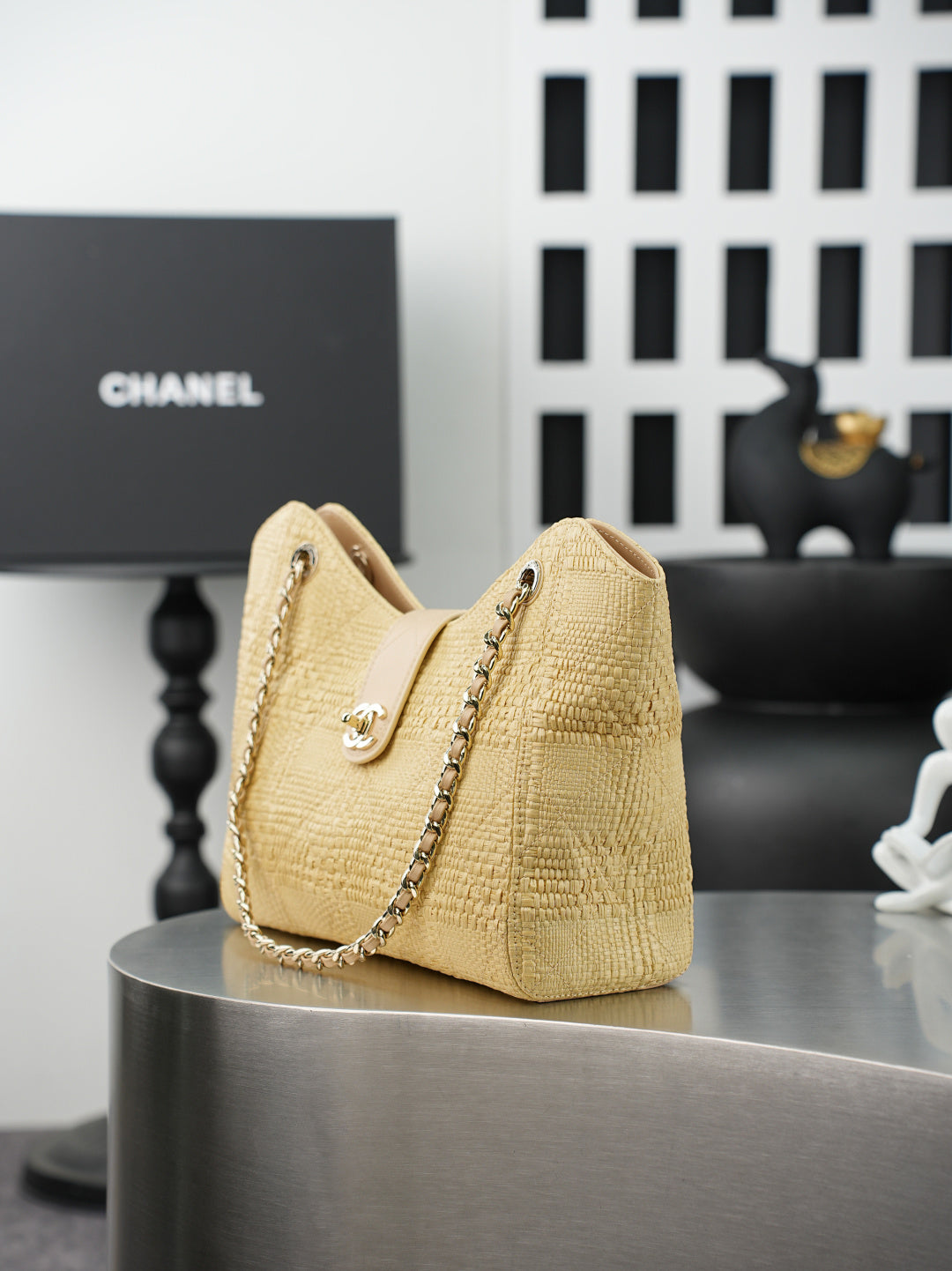CHANEL 25S SHOULDER BAG 32 IN NATURAL RAFFIA AND CALFSKIN GOLD HARDWARE